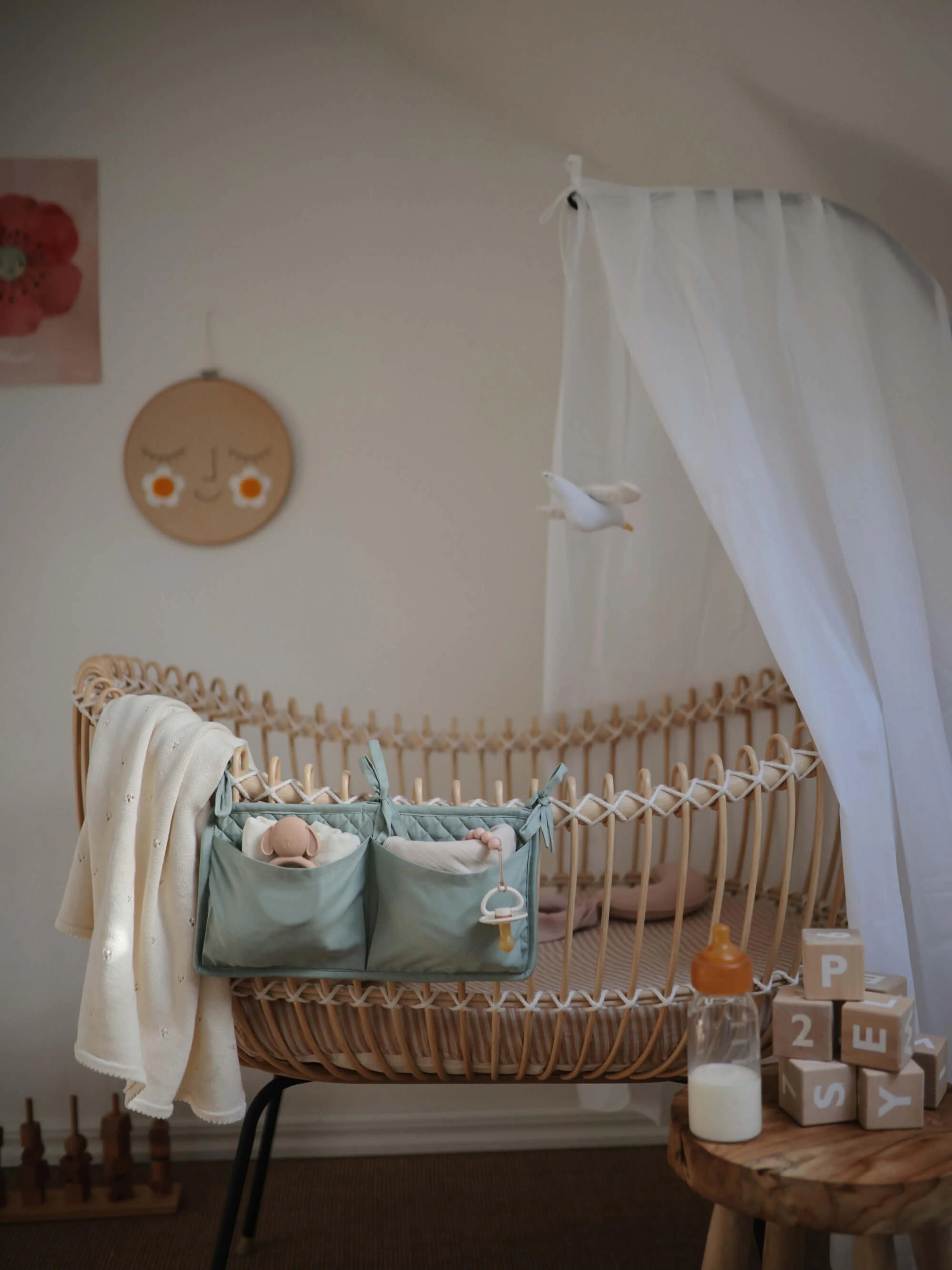 Handgefertigtes Stubenbett Lola aus Rattan