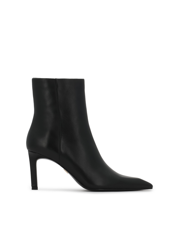Elegant stiletto heel boots in smooth leather