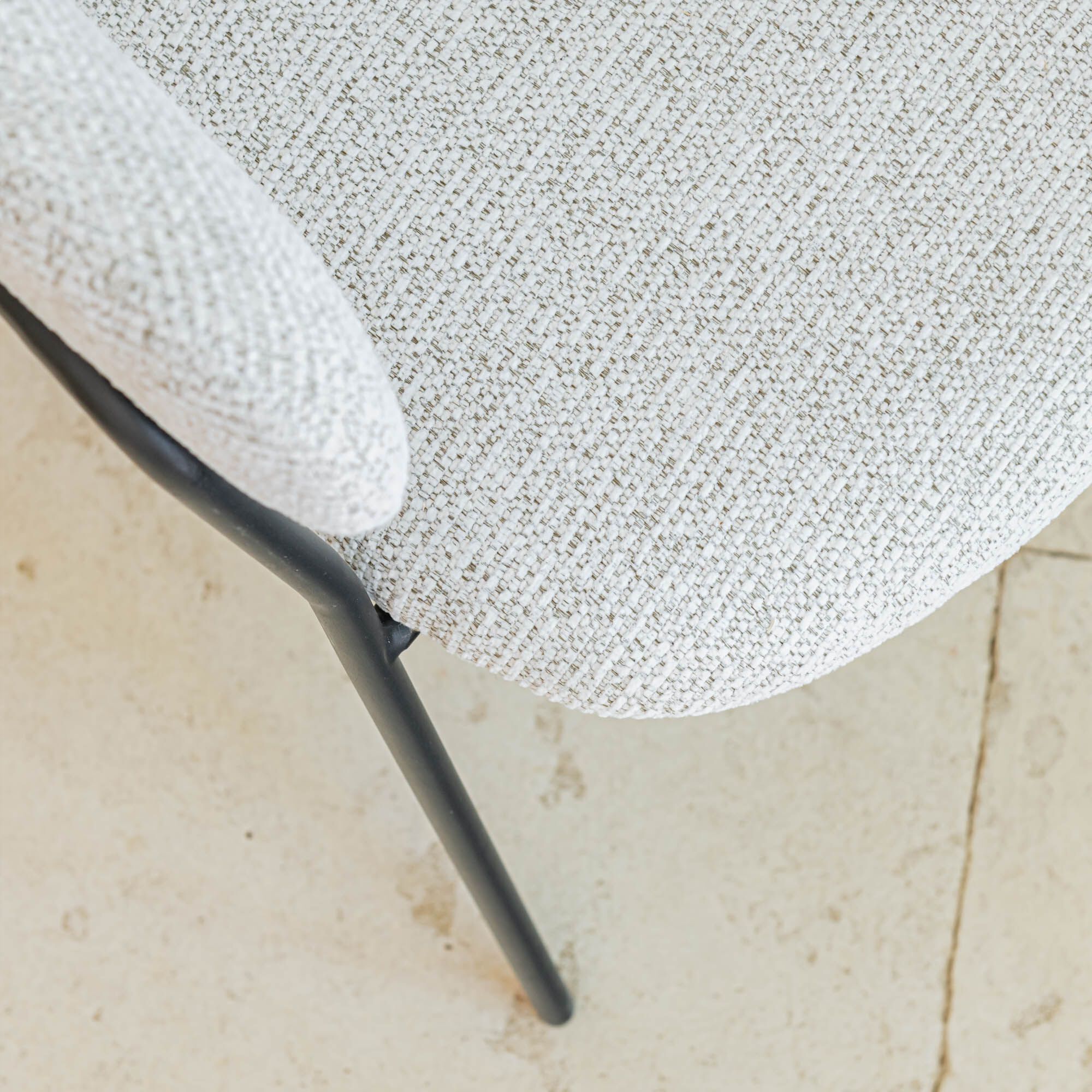 PEYRUIS - Chaise de repas avec accoudoirs en tissu - beige