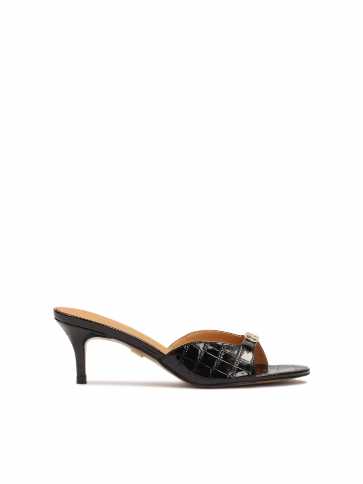 Black heeled mules made of embossed patent leather