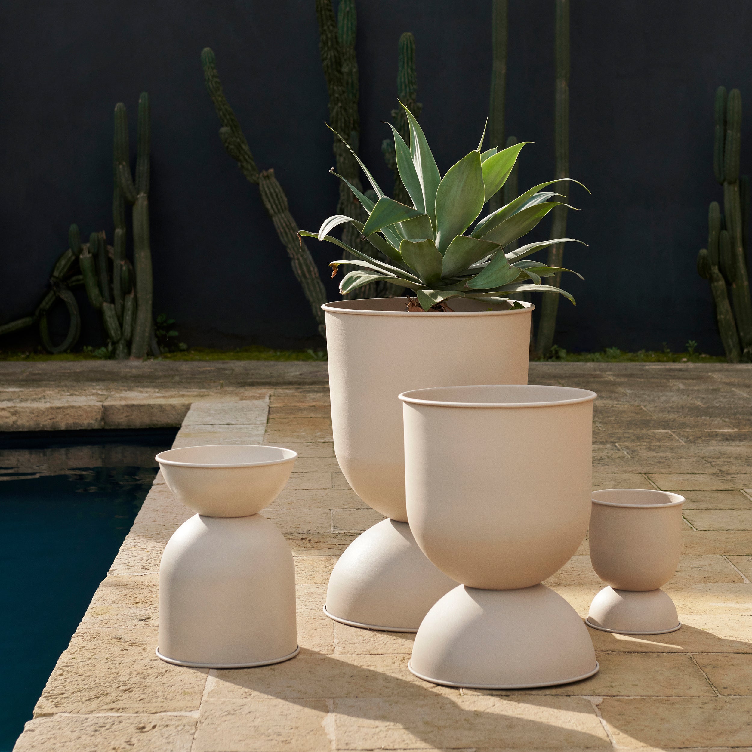 Ferm Living Hourglass Pot - Large - Cashmere