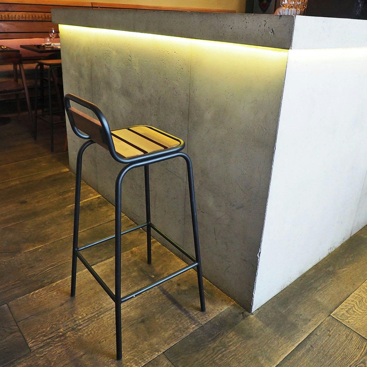 - Chaise de bar esprit industriel