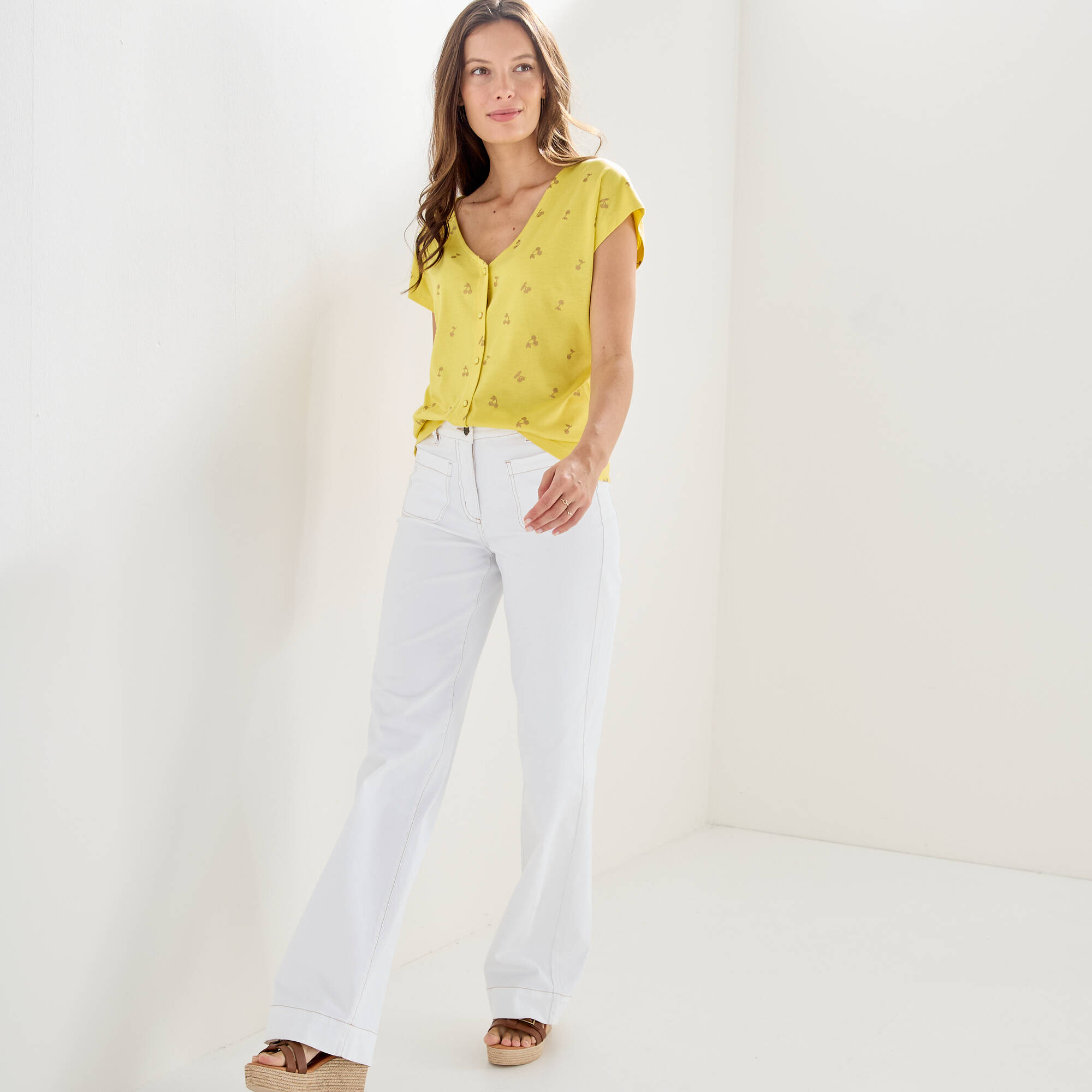 T-shirt col V boutonné imprimé cerises dorées