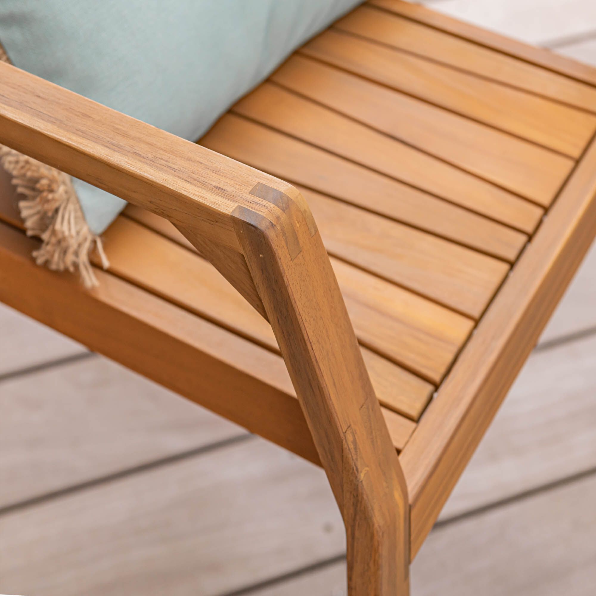 CARLO - Fauteuil de jardin avec accoudoirs en acacia huilé - bois clair