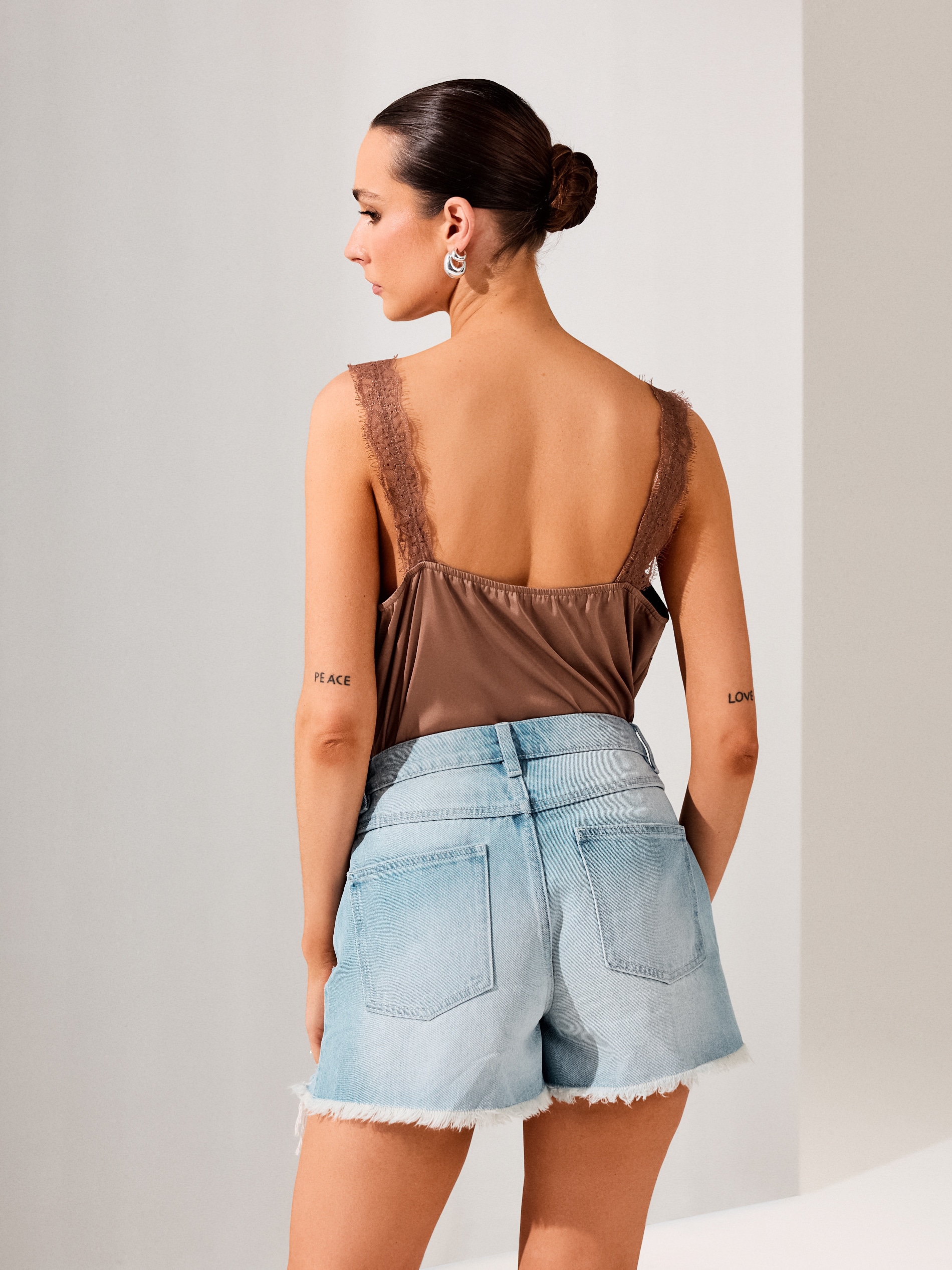 Szorty jeansowe z asymetryczną talią mid waist i bandaną