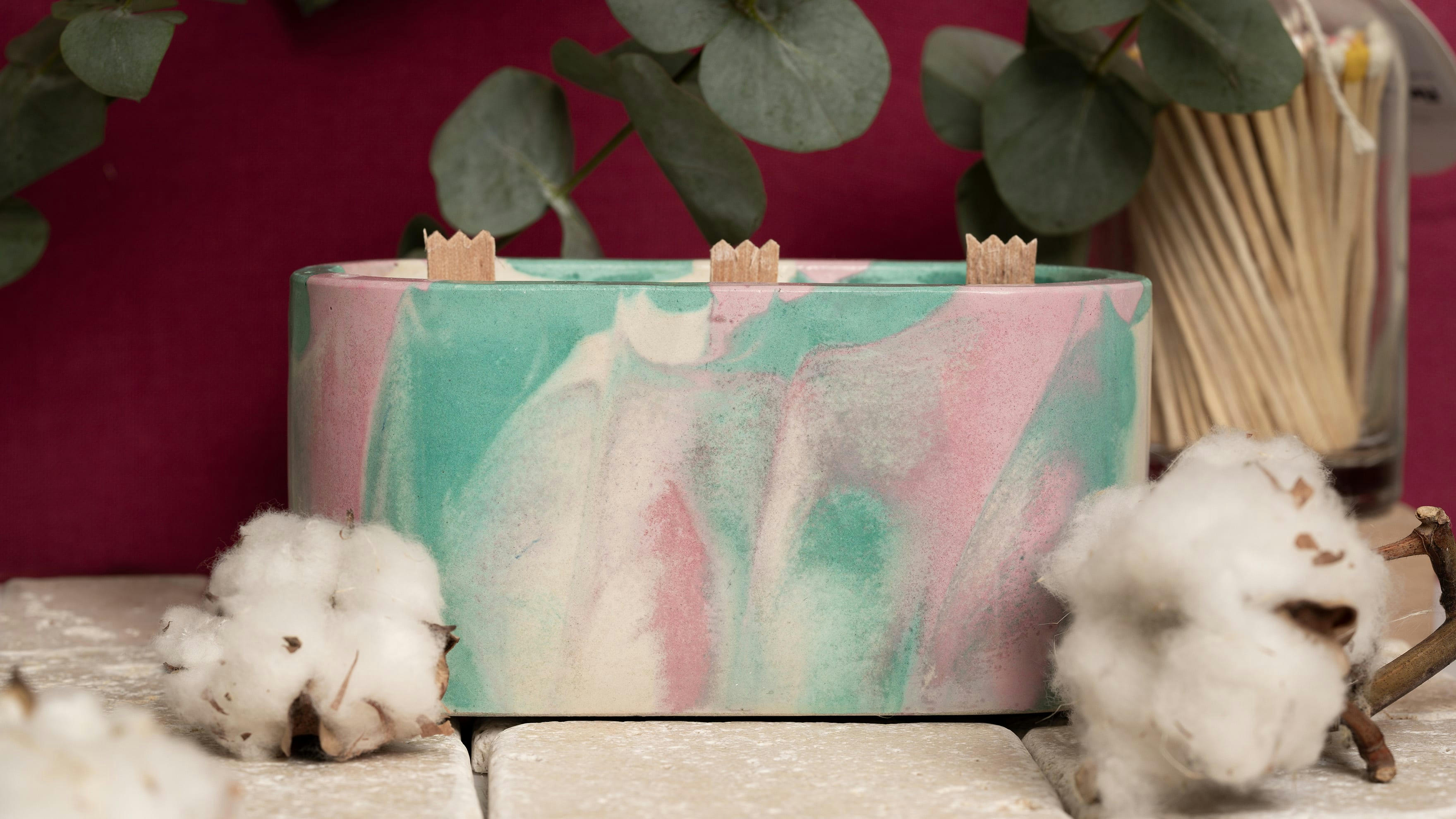 BOUGIES XXL -BÉTON TIE&DYE - Bougie xxl tie&dye en béton rose et turquoise parfum fleur de figue