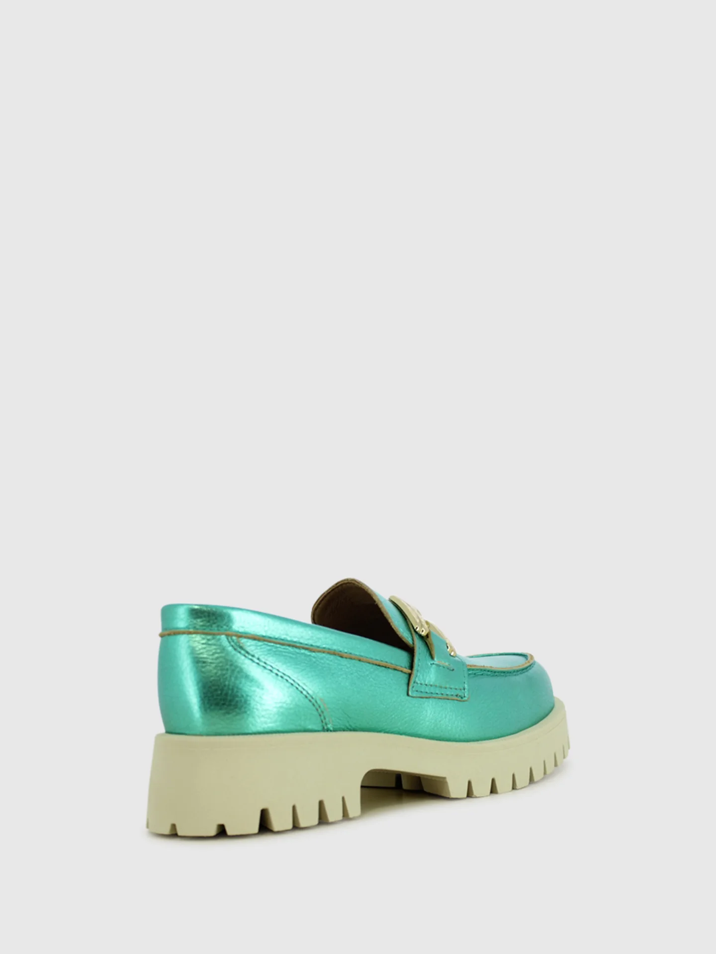 Loafers com Apliques Metálicos em Verde