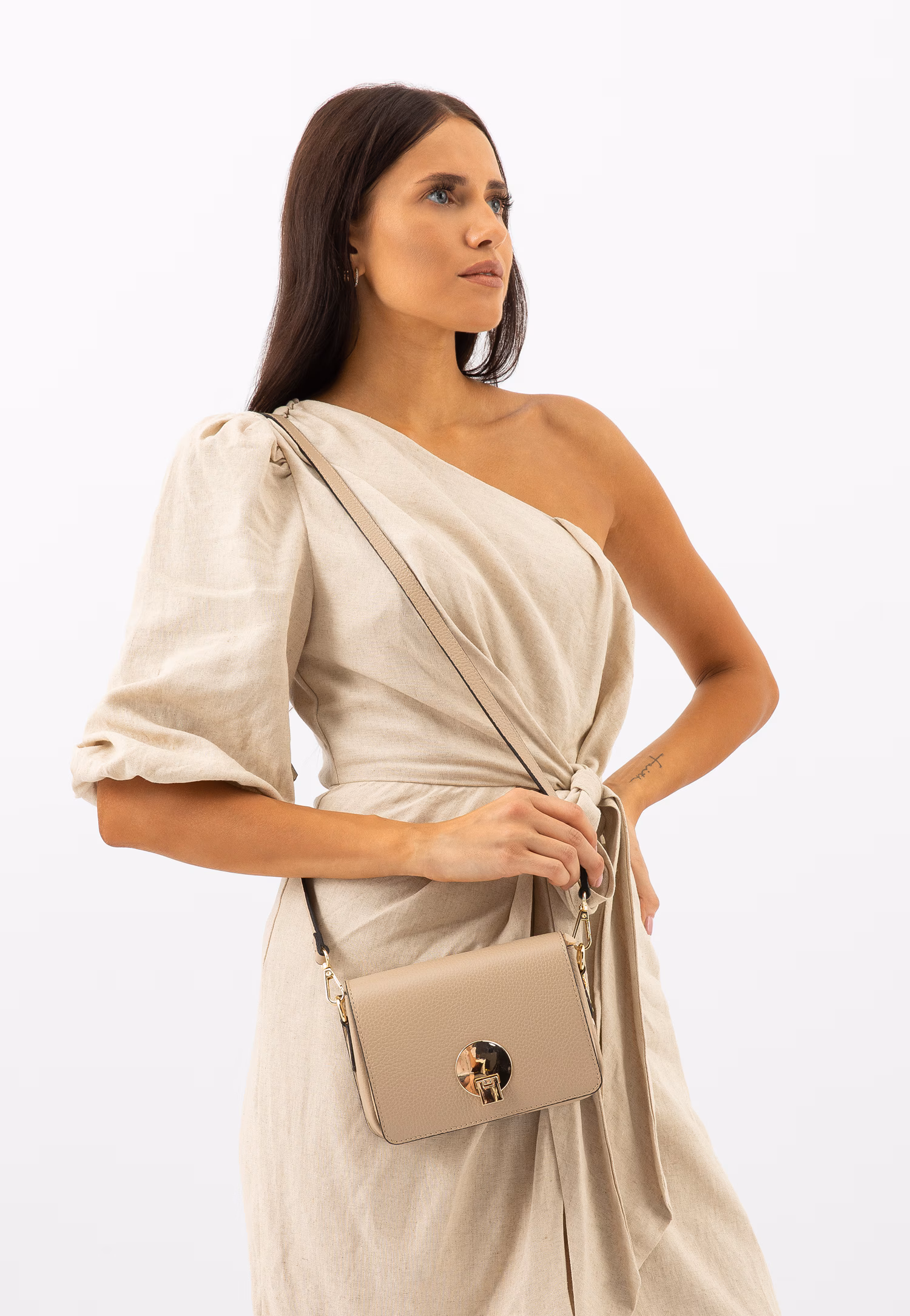 Mała beżowa torebka skórzana crossbody bag