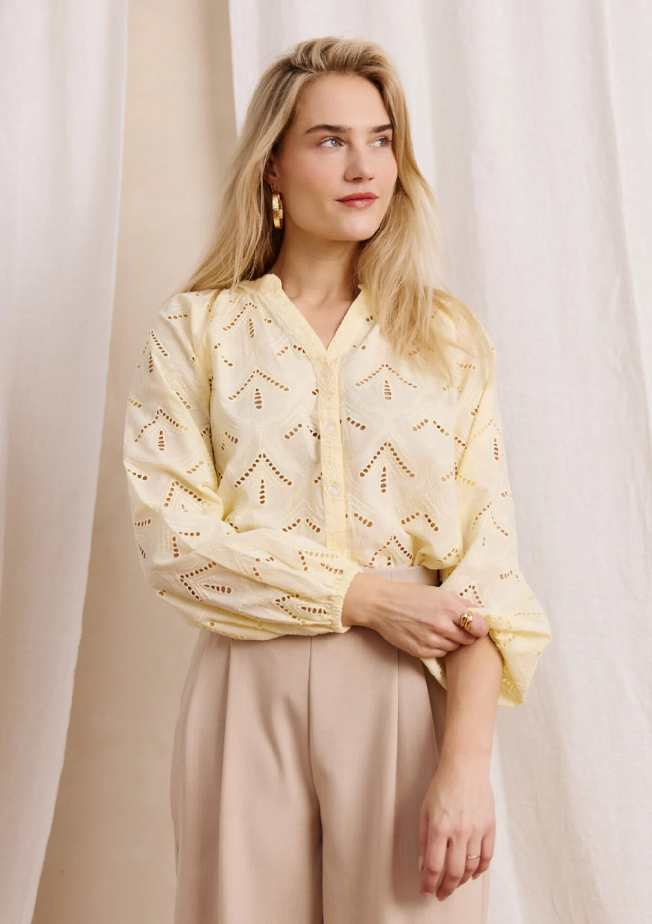 Luchtige blouse met ajourdetails