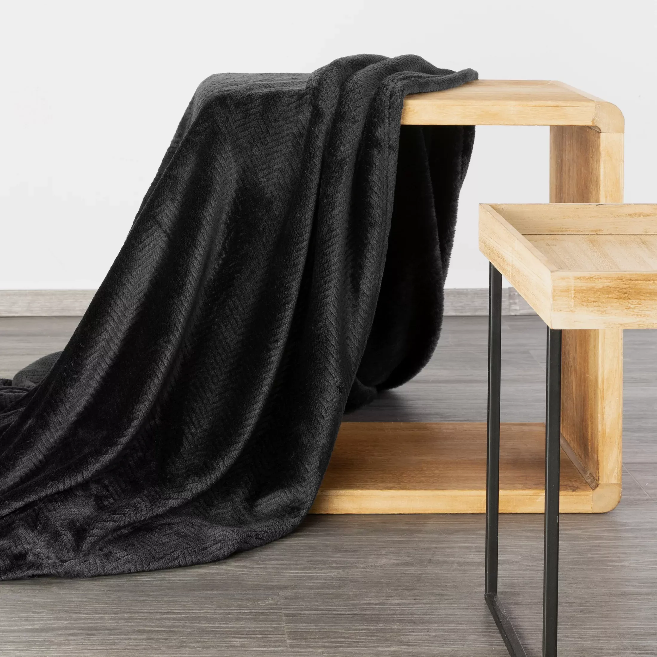 Koc 150x200 cm czarny miękki w dotyku z wytłaczanym wzorem jodełki CINDY 5 Design 91
