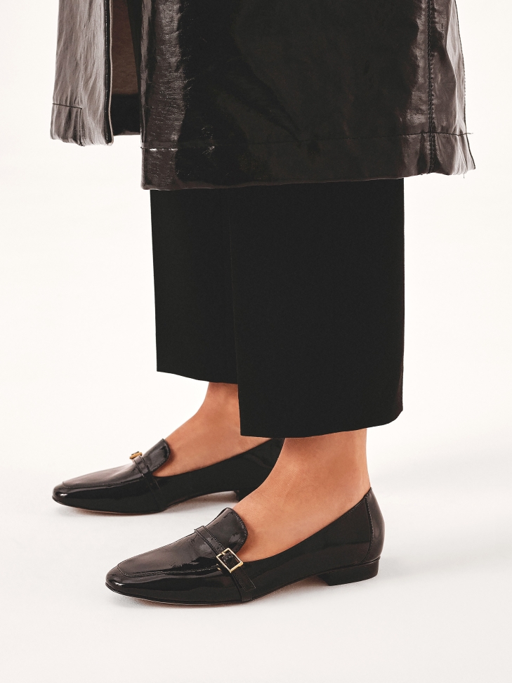 Patent leather flat-heeled pumps