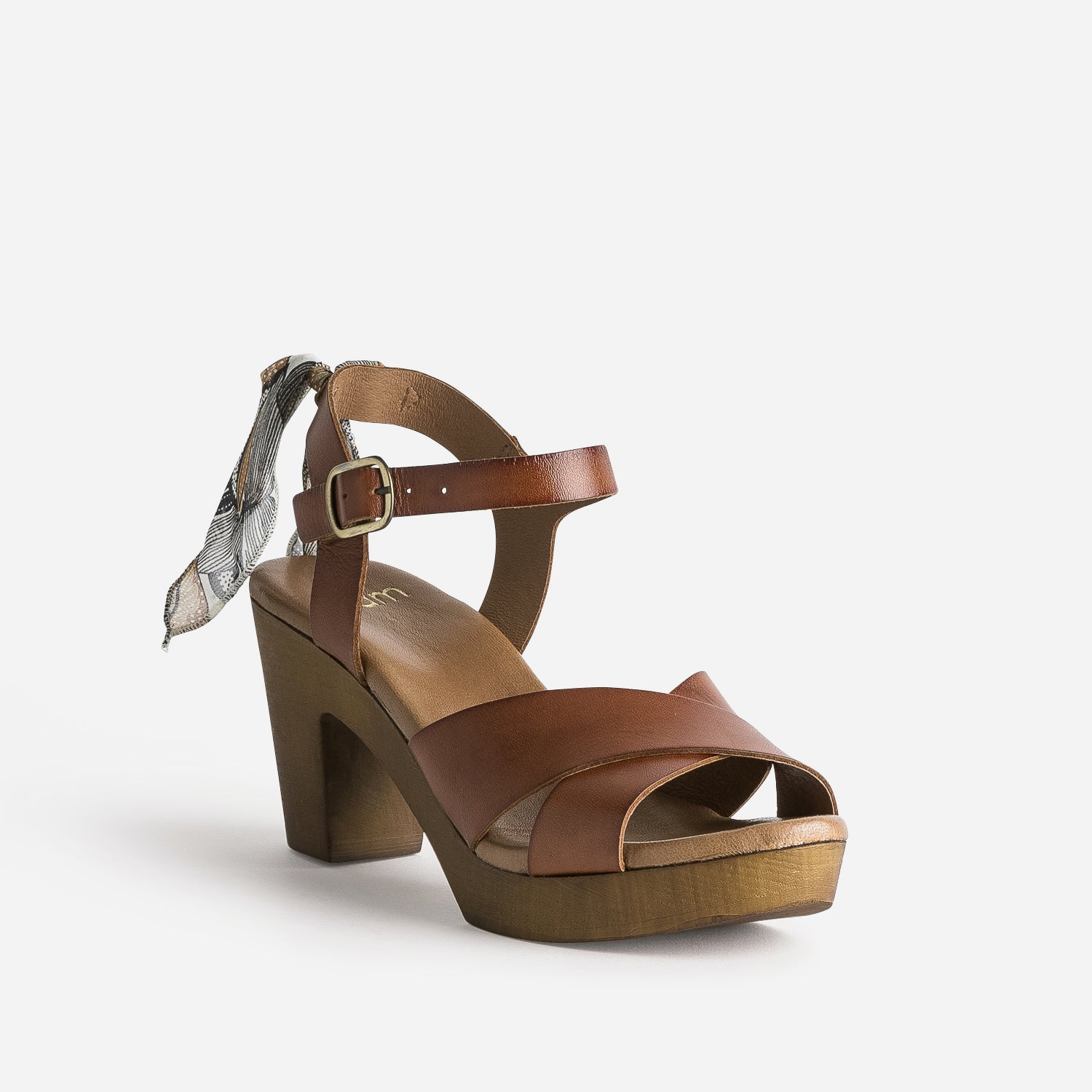 Sandale cognac en cuir éco-conçu détail foulard