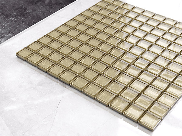 Mosaïque en verre sur filet pour salle de bain ou cuisine 30 cm x 30 cm - The gold rush