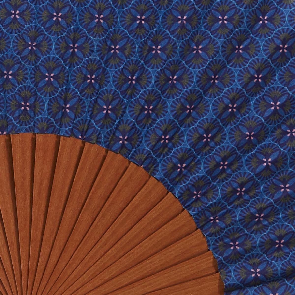 LOTUS - Éventail en bois de merisier et coton imprimé graphique bleu