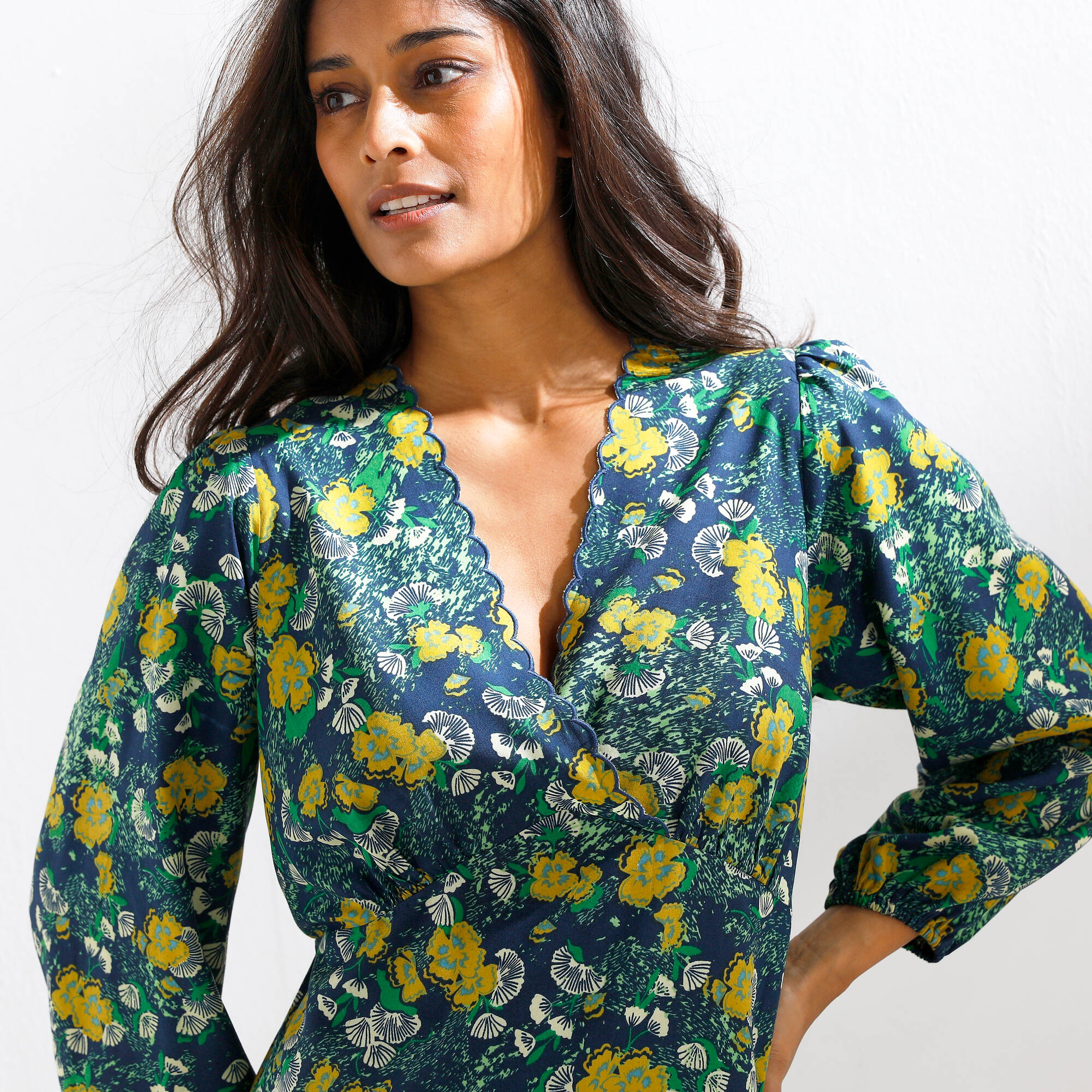 Robe imprimée, décolleté cache-cœur