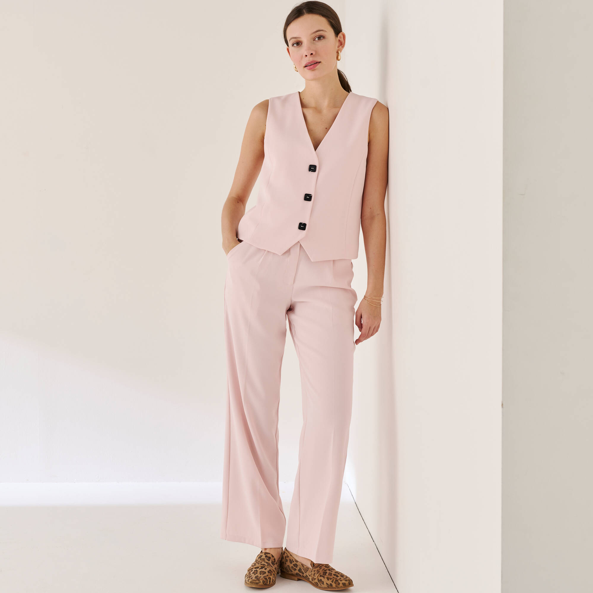 Veste "cafetier" sans manches, cr&ecirc;pe fluide