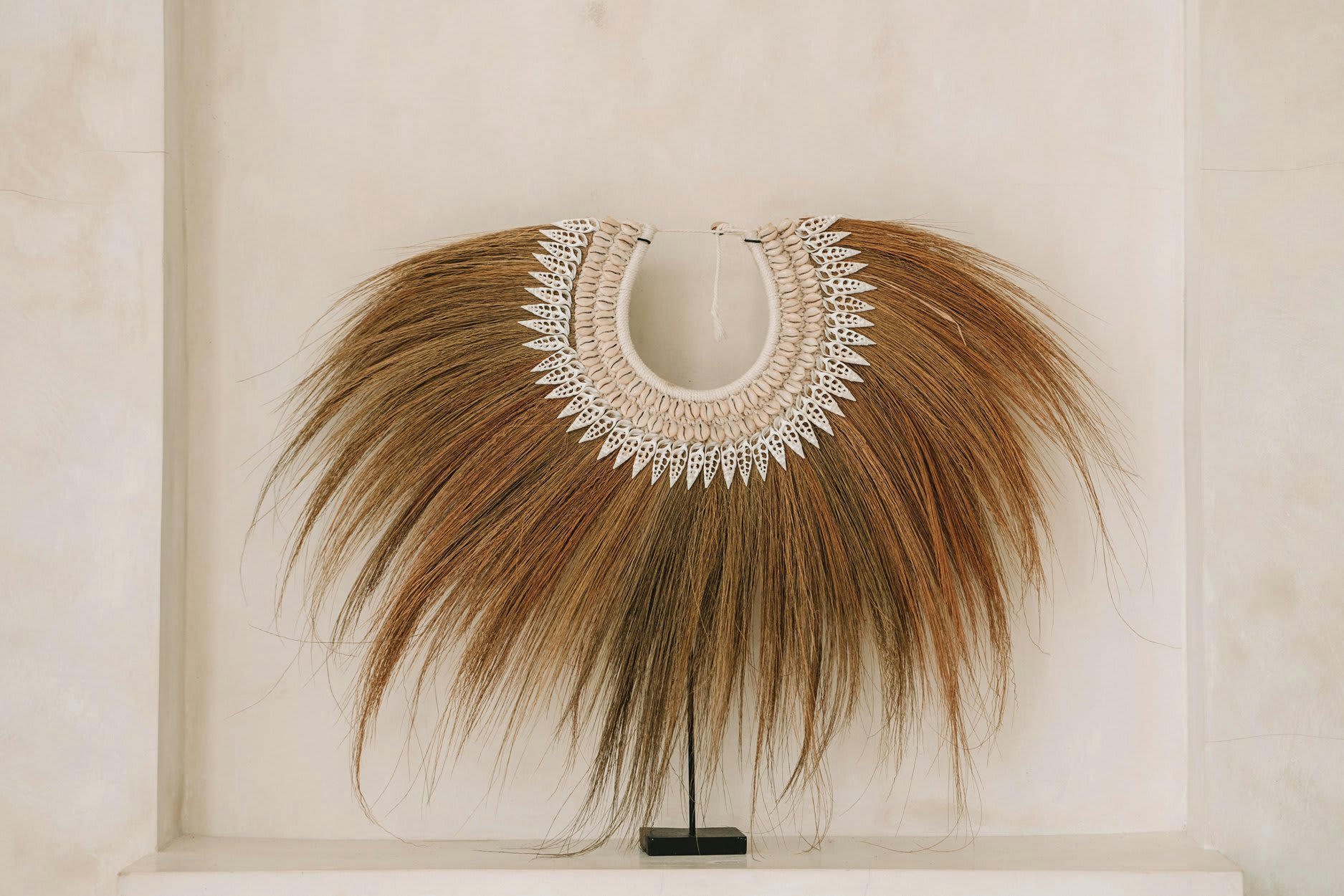 RAYUNG SHELL - Figurine en coquillage et raffia sur socle métallique