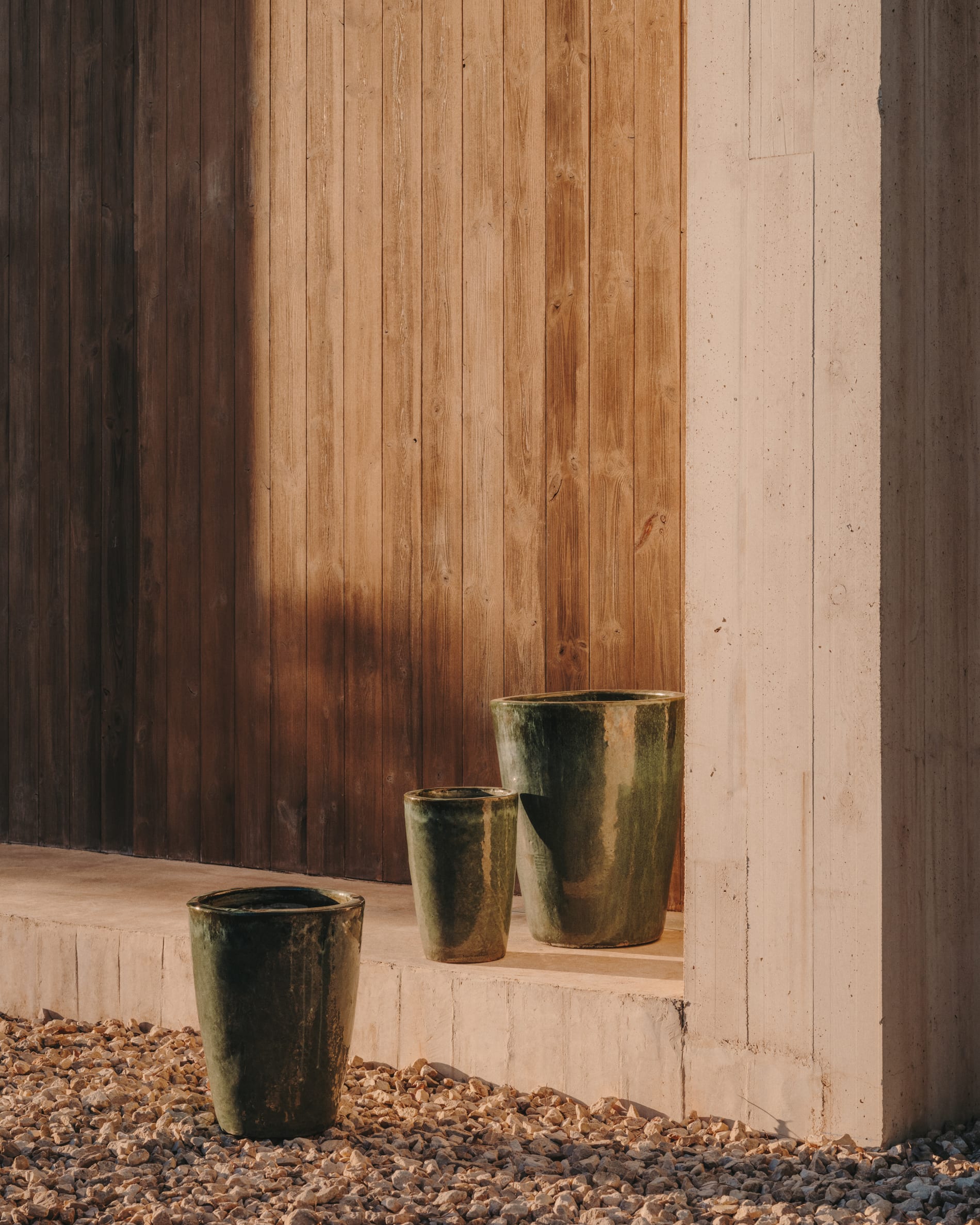 Kave Home - Set Rotja van 3 terracotta bloempotten afgewerkt met blauw