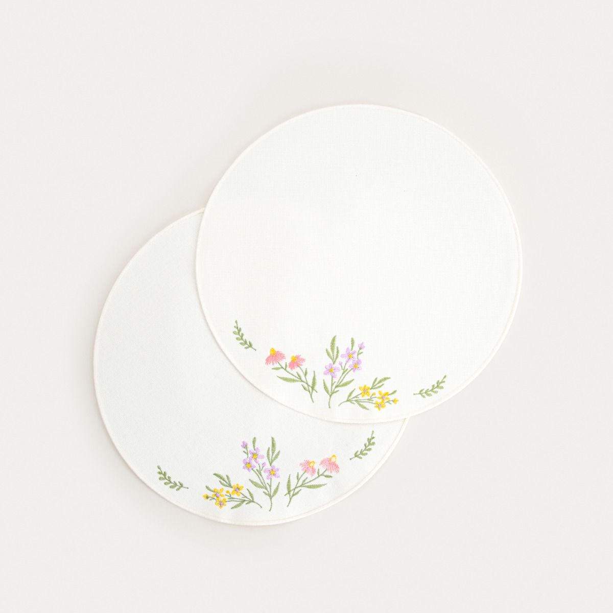 Maty stołowe TAISA ecru, z dekoracyjnym kwiatowym haftem, zestaw 2 szt. 38cm