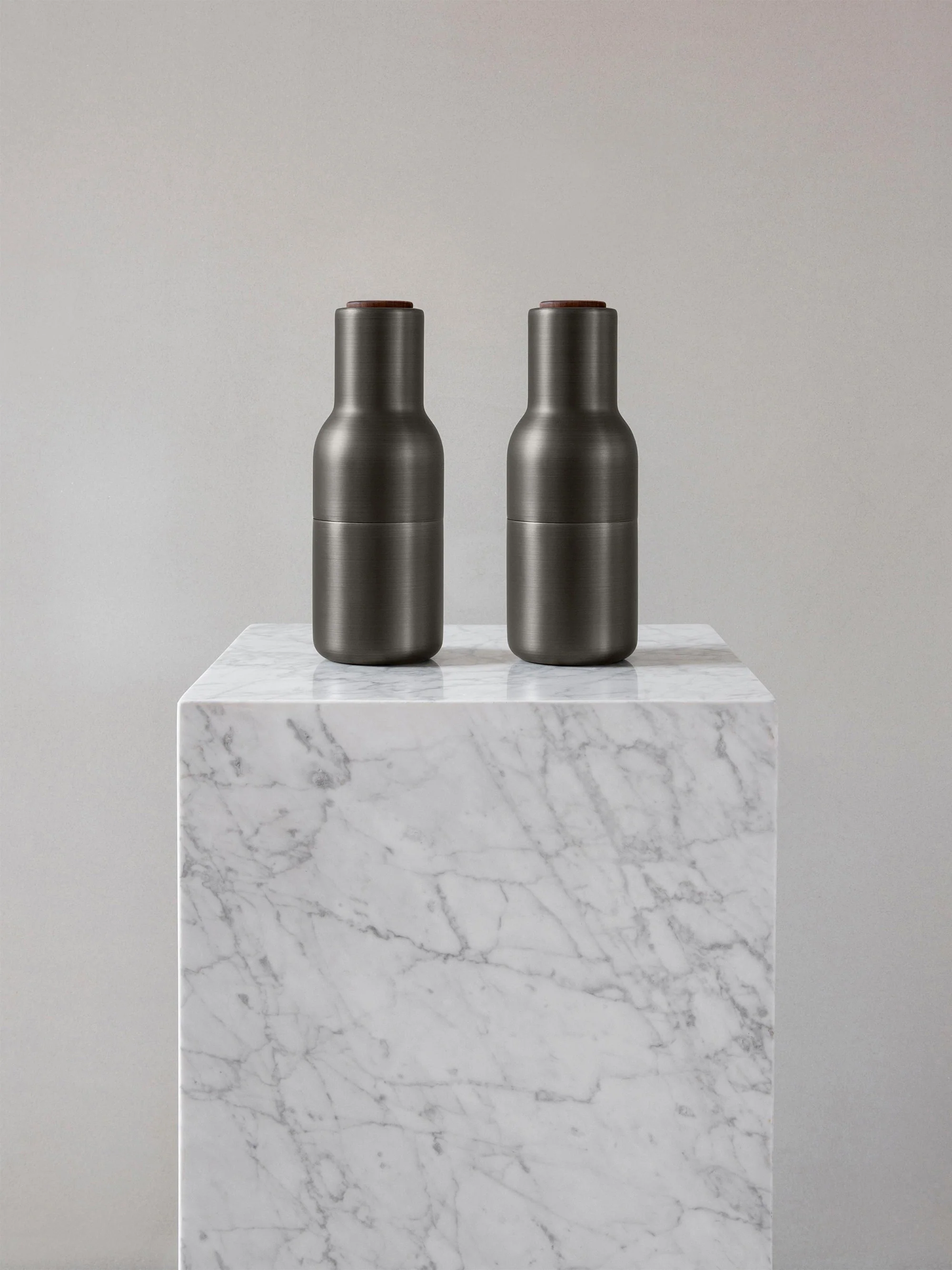 Salz- & Pfeffermühlen Bottle Grinder mit Walnussholz-Deckeln, 2er-Set
