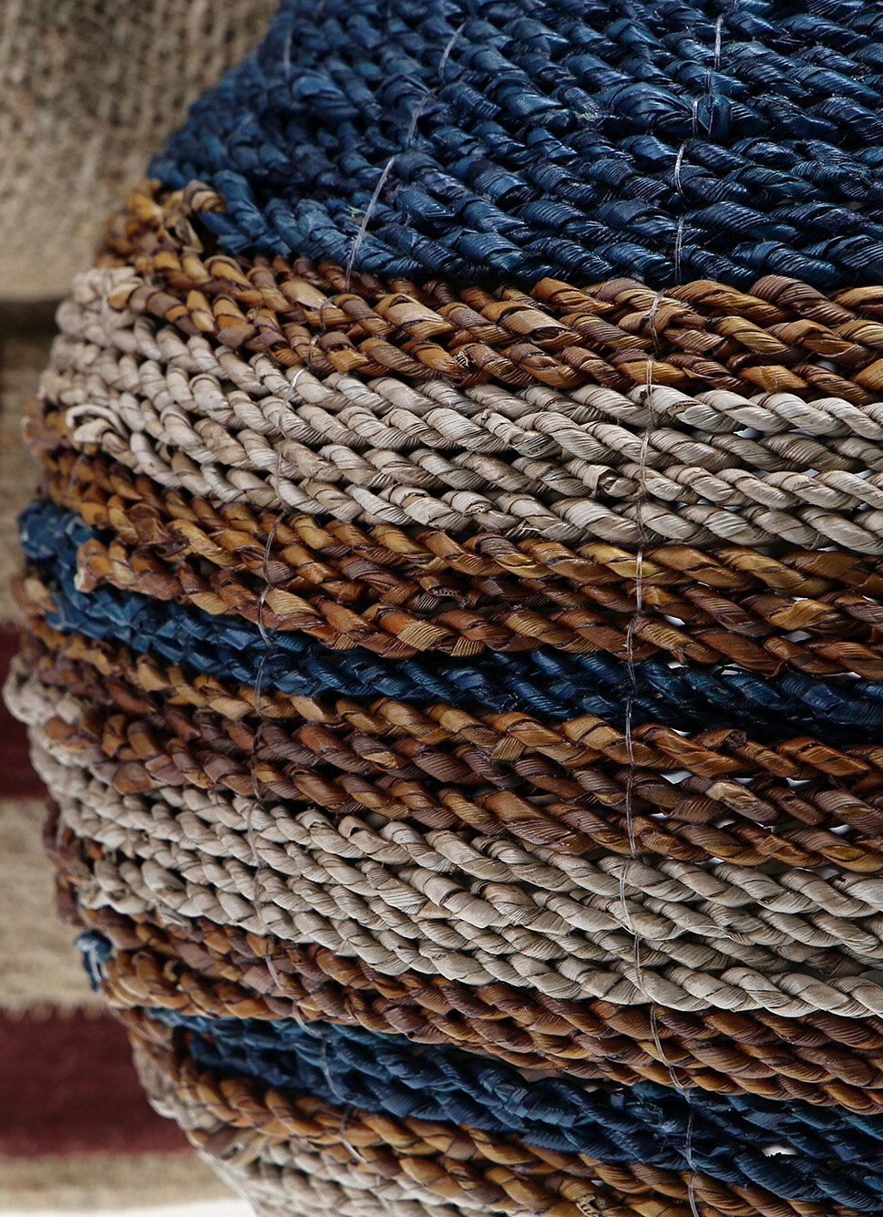 VASE EN FIBRES NATURELLES OBÉLIX BEIGE / OCRE / BLEU