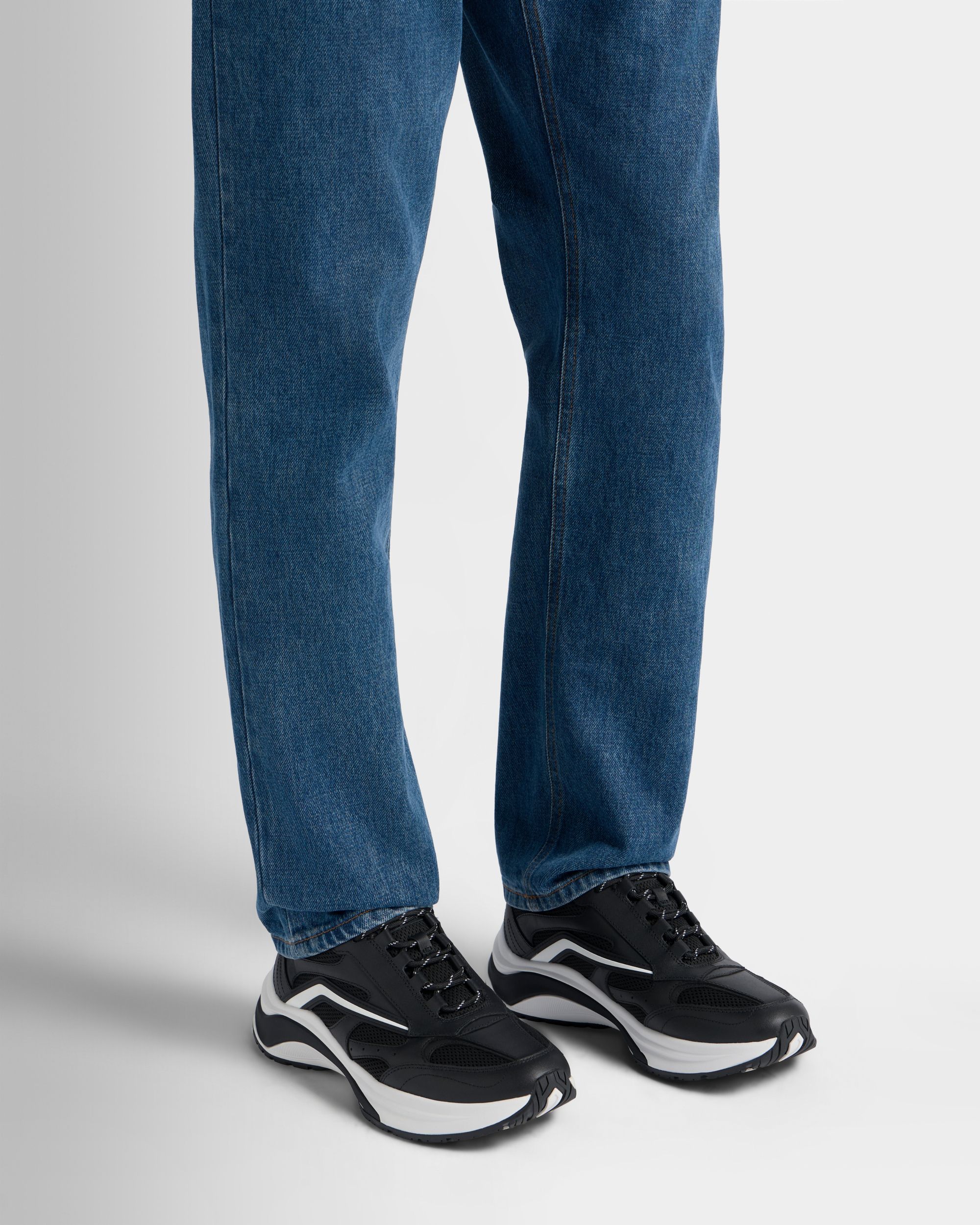 Woge Sneaker aus Leder und Textil in Schwarz und Weiß