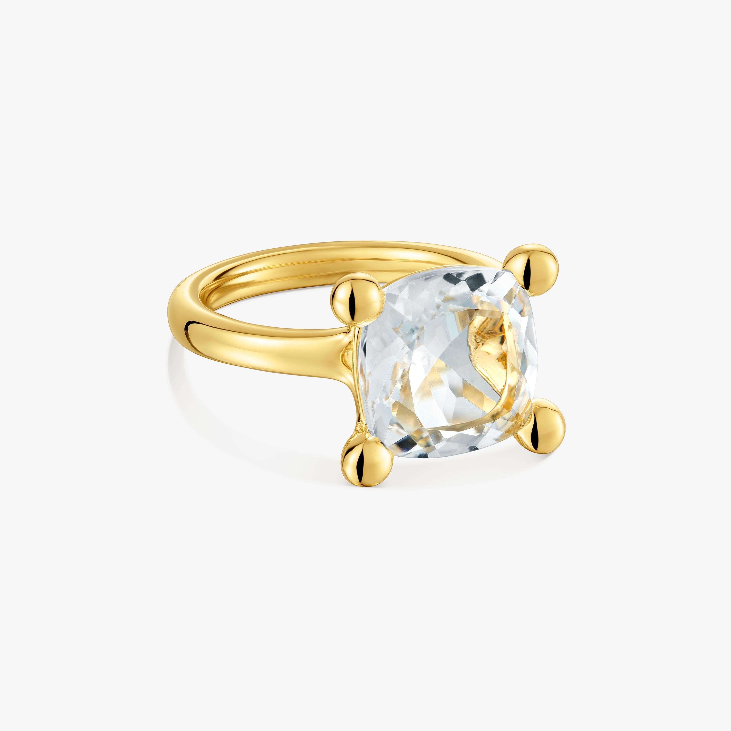 Anillo mediano con baño de oro 18 kt sobre plata y cuarzo cristal de roca Color White