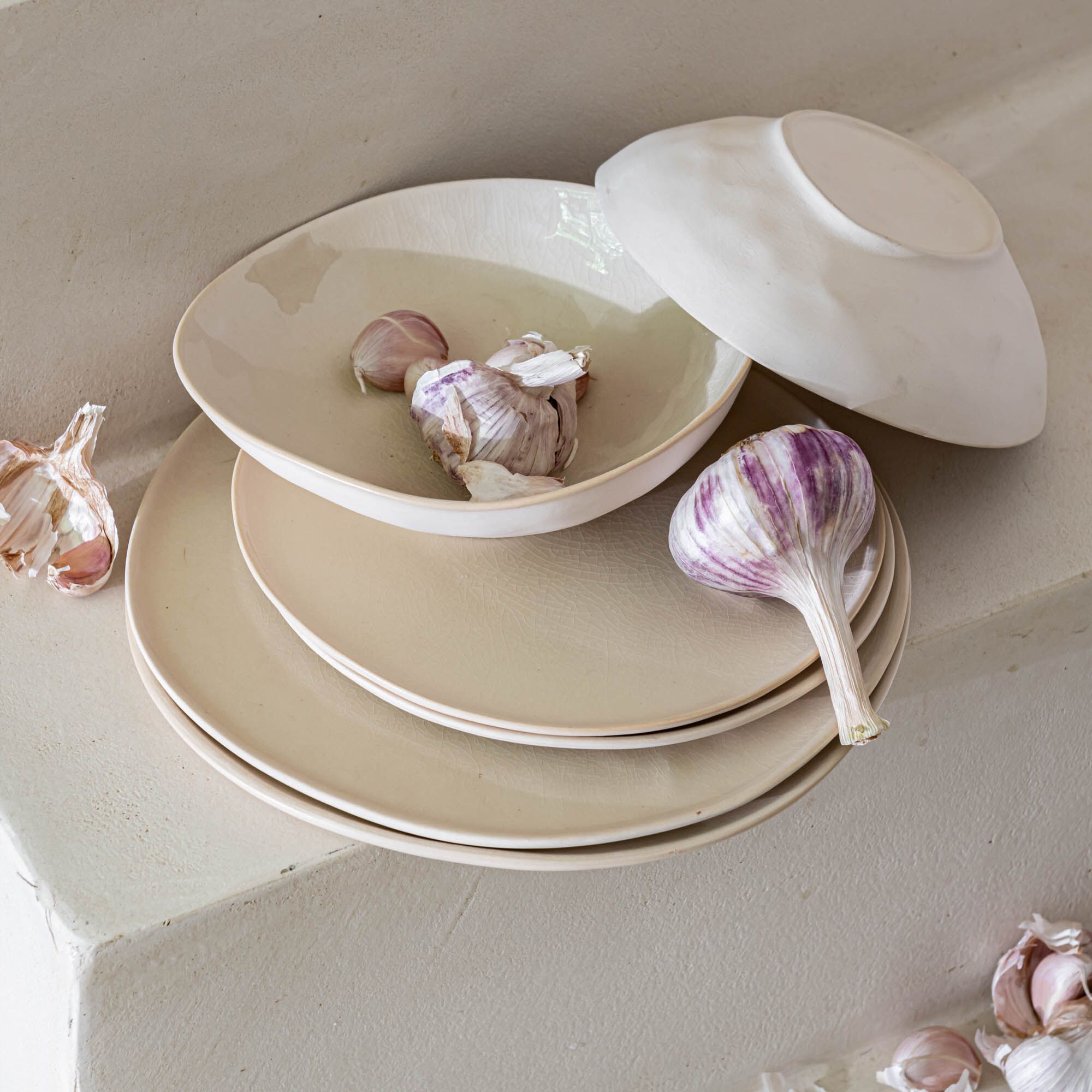 HOUM - Assiette plate à bord haut en grès D27cm - blanc ventoux