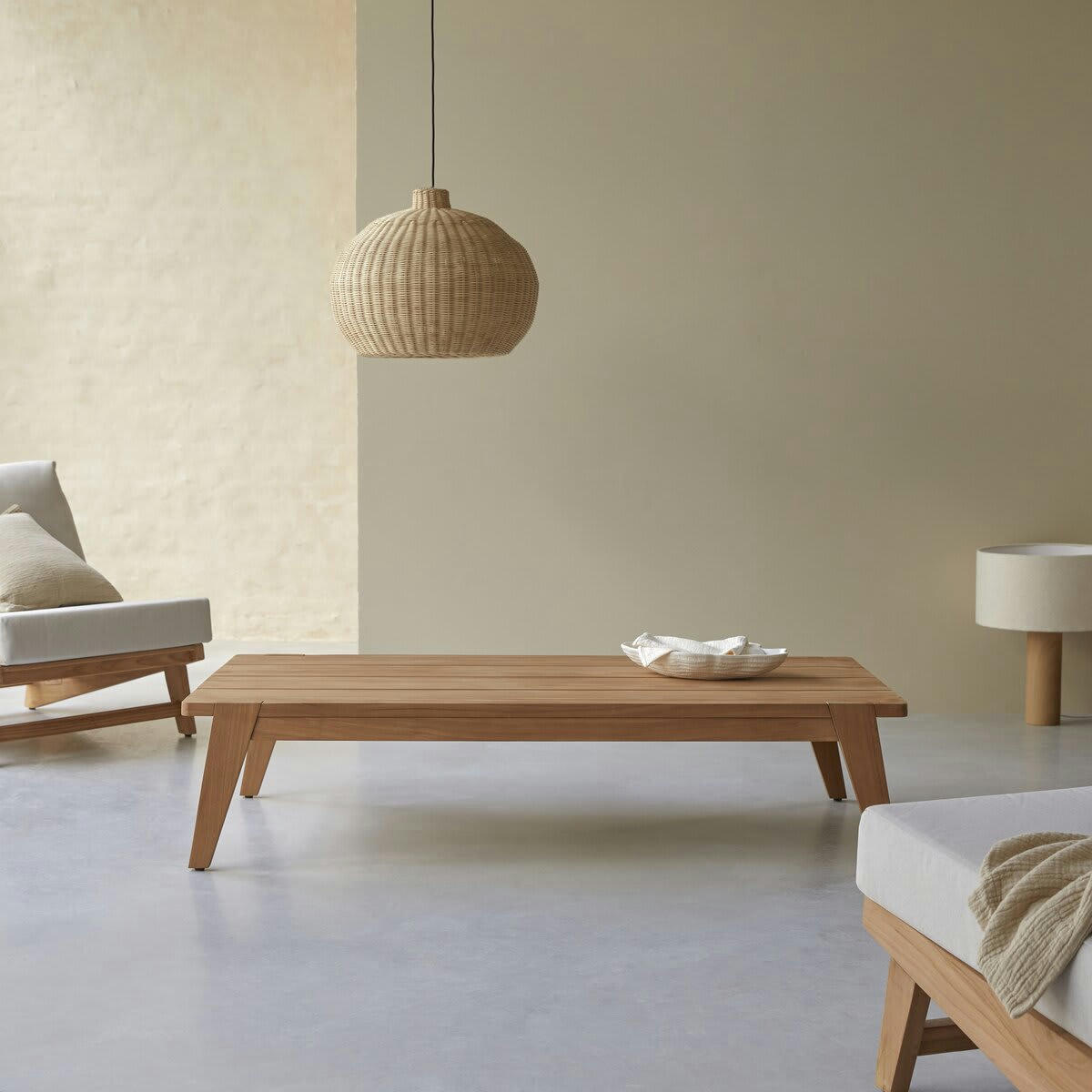 OLIA - Table basse de salon en teck