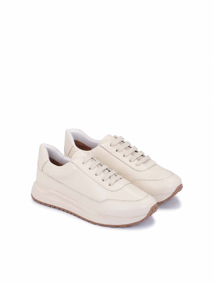 Ladies’ off-white leather sneakers with a comfortable construction