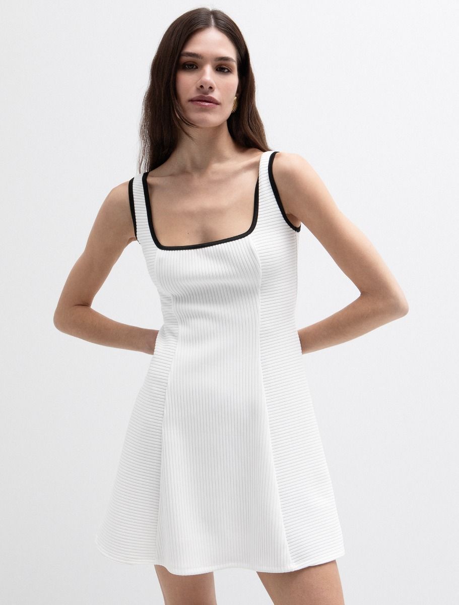 Skater φόρεμα με piping