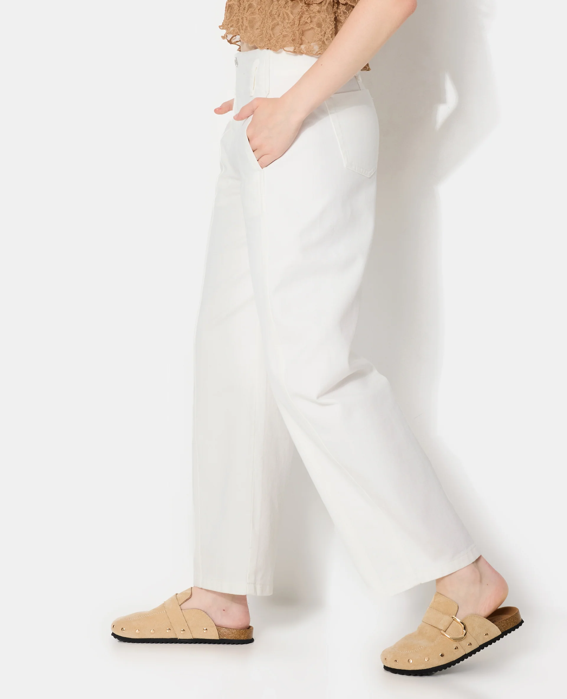 Jean barrel avec jeux de couture et bouton décalé