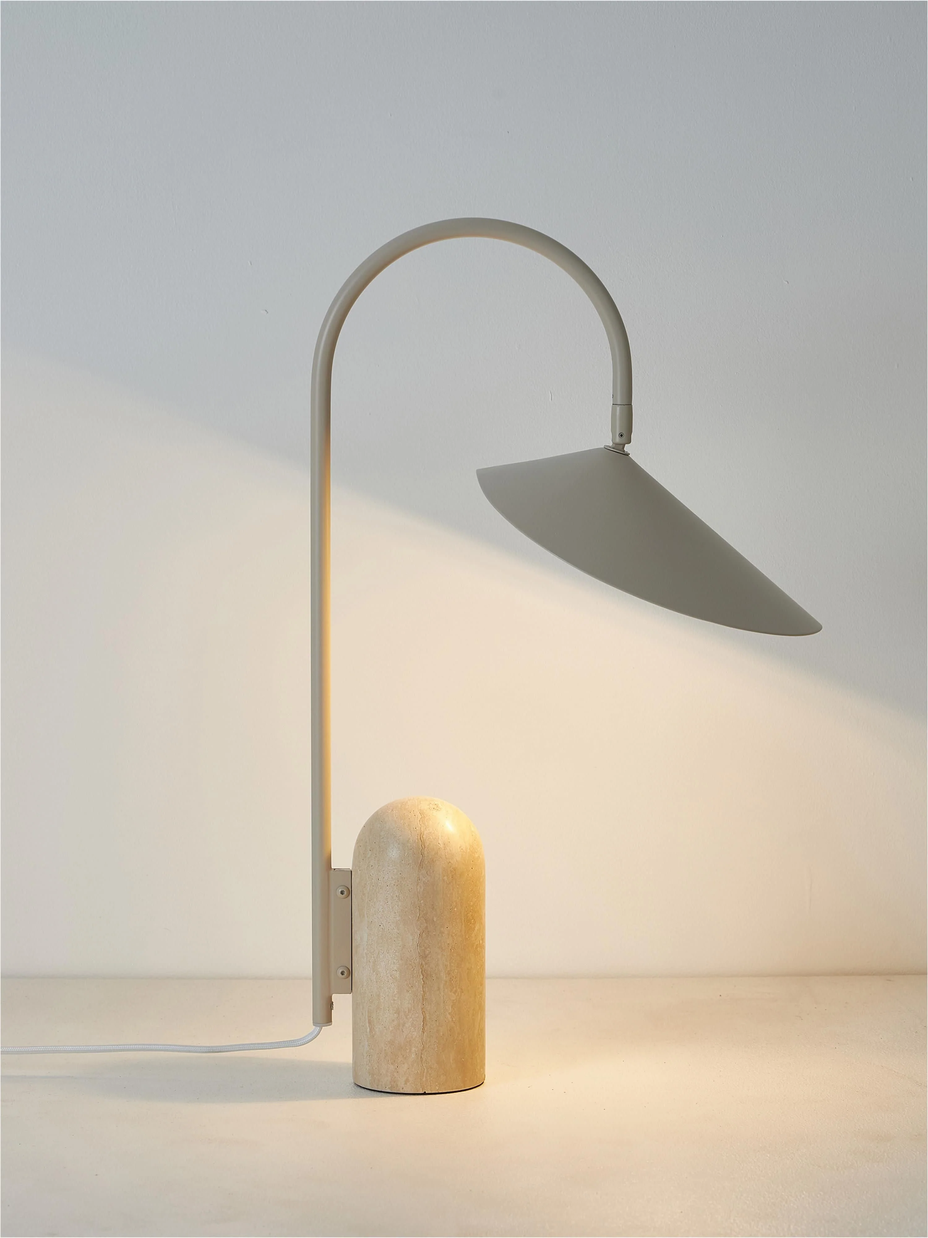 Große Tischlampe Arum mit Marmorfuß, verstellbar