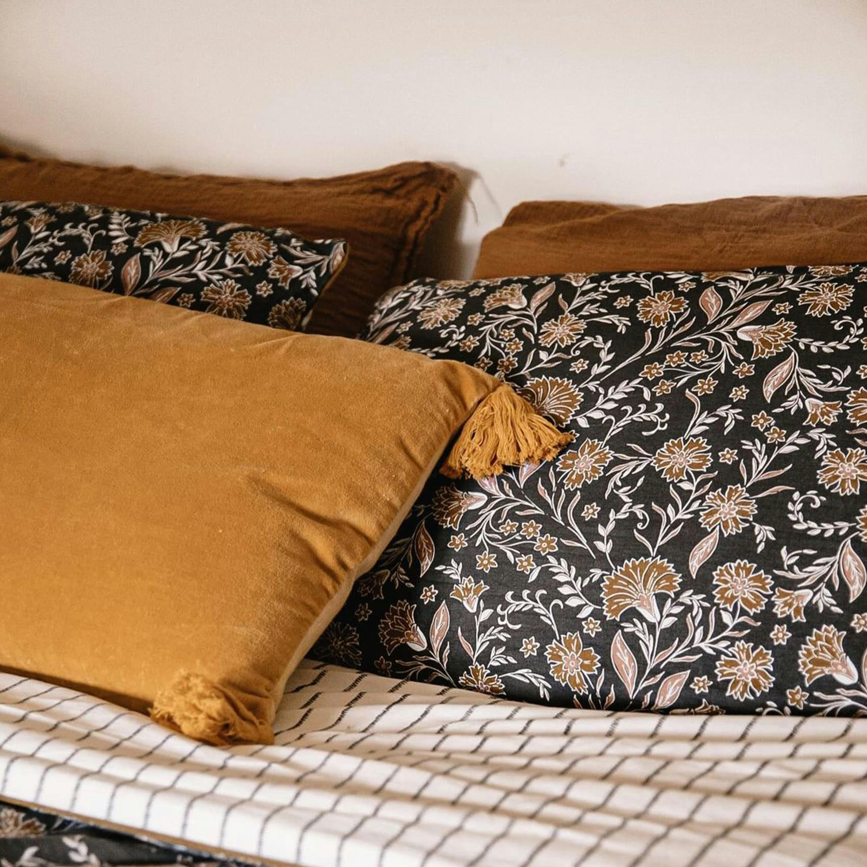 - Parure de lit passepoilée black flore coton noir 240x220  cm