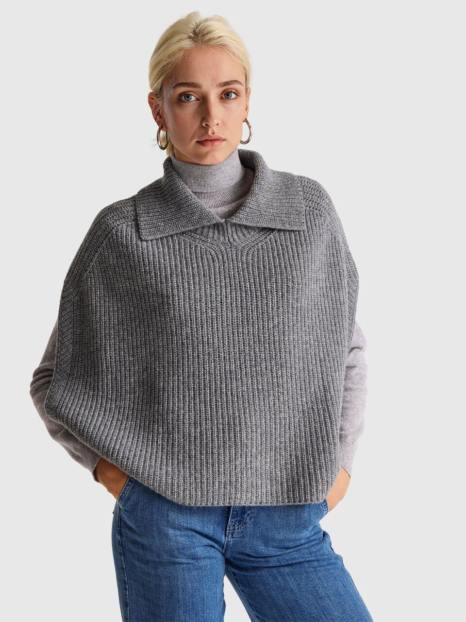 Cape with high collar