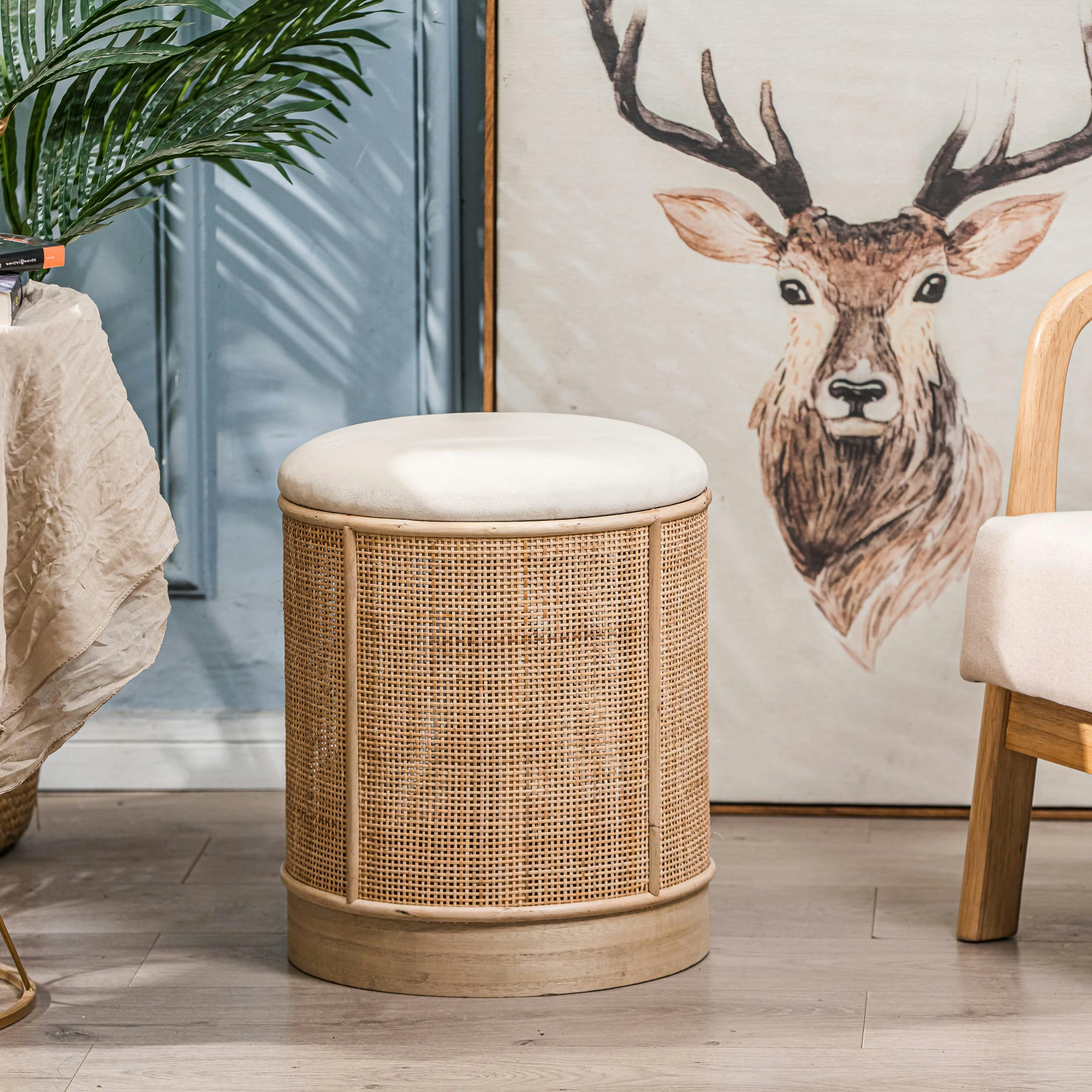 - Pouf en velours beige et rotin