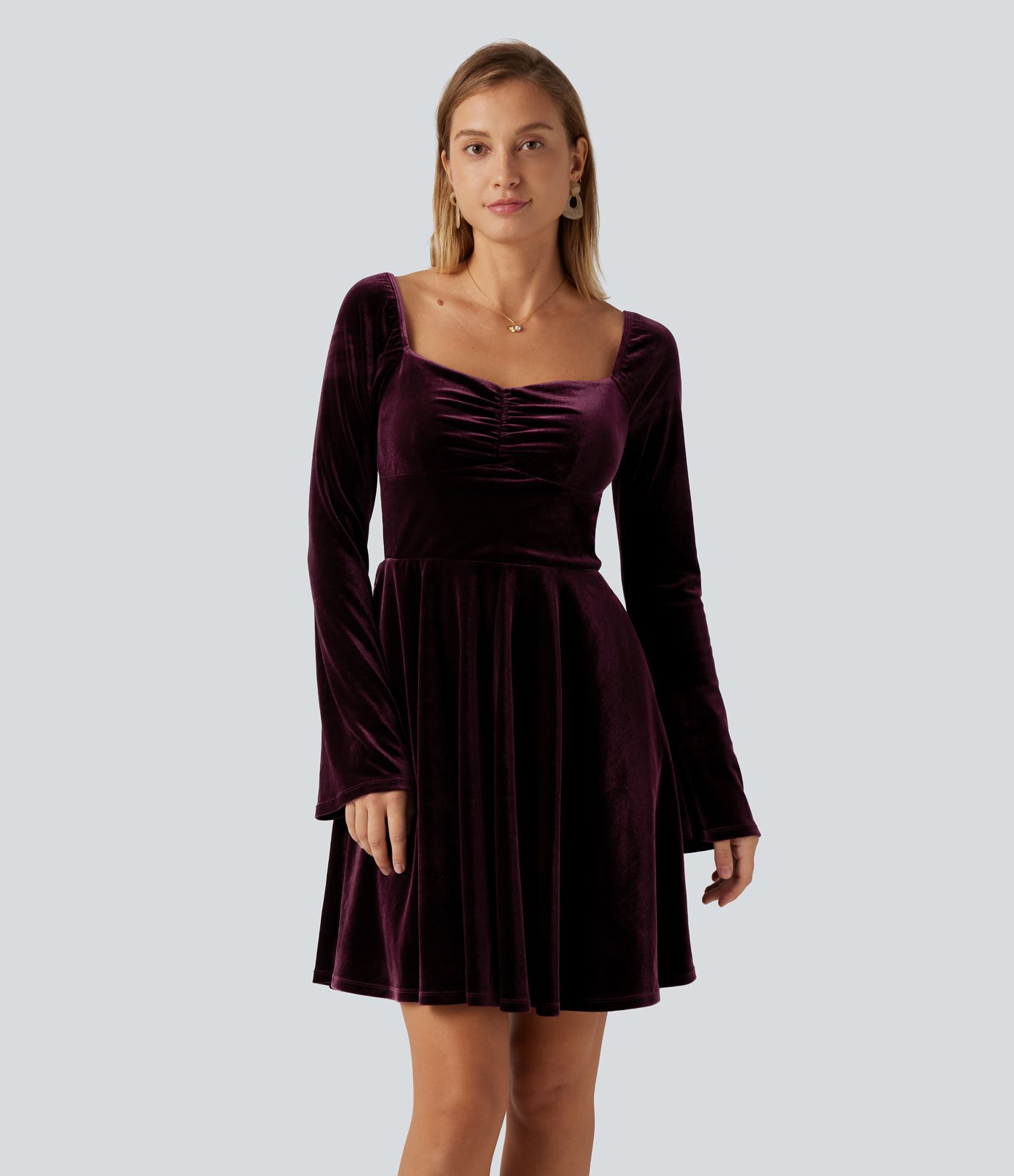 Robe mini de soirée en velours à encolure en losange, manches longues, fronces et coupe trapèze avec poches