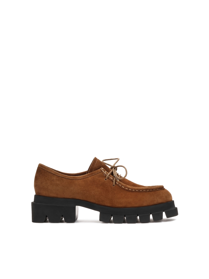 Light brown shoes with contrasting sole