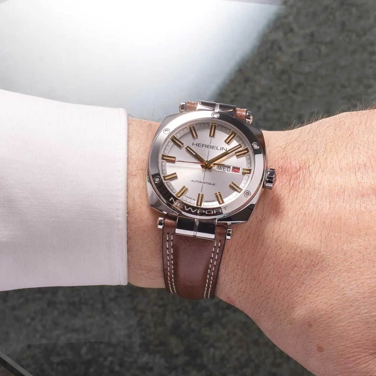 NEWPORT – HÉRITAGE AUTOMATIQUE – ACIER & CUIR BRUN