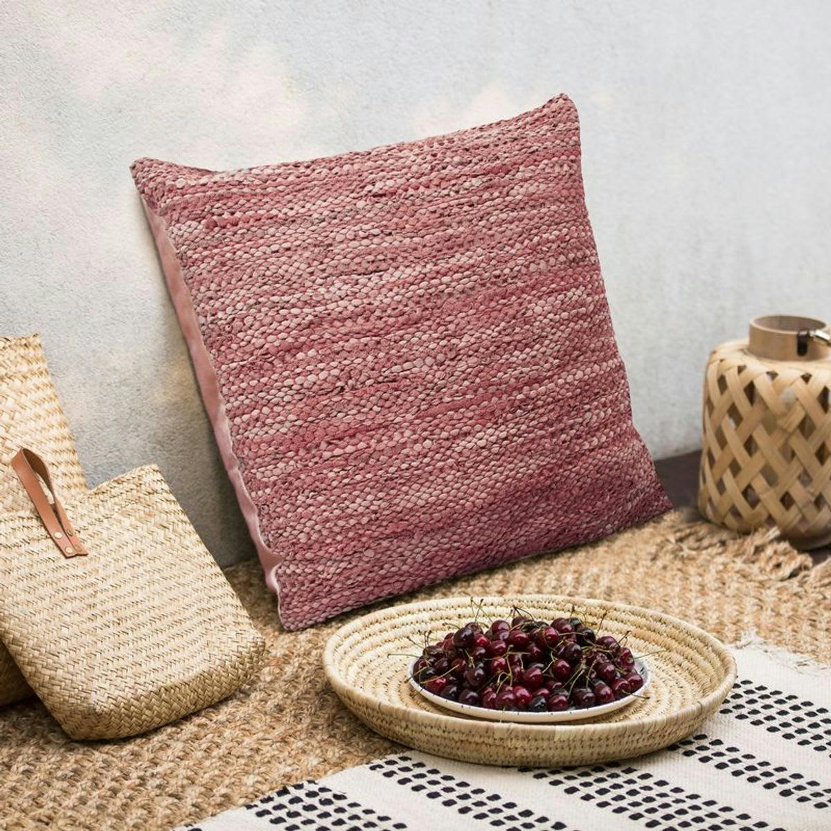 SKIN - Coussin en cuir tressé rose poudré 70x70