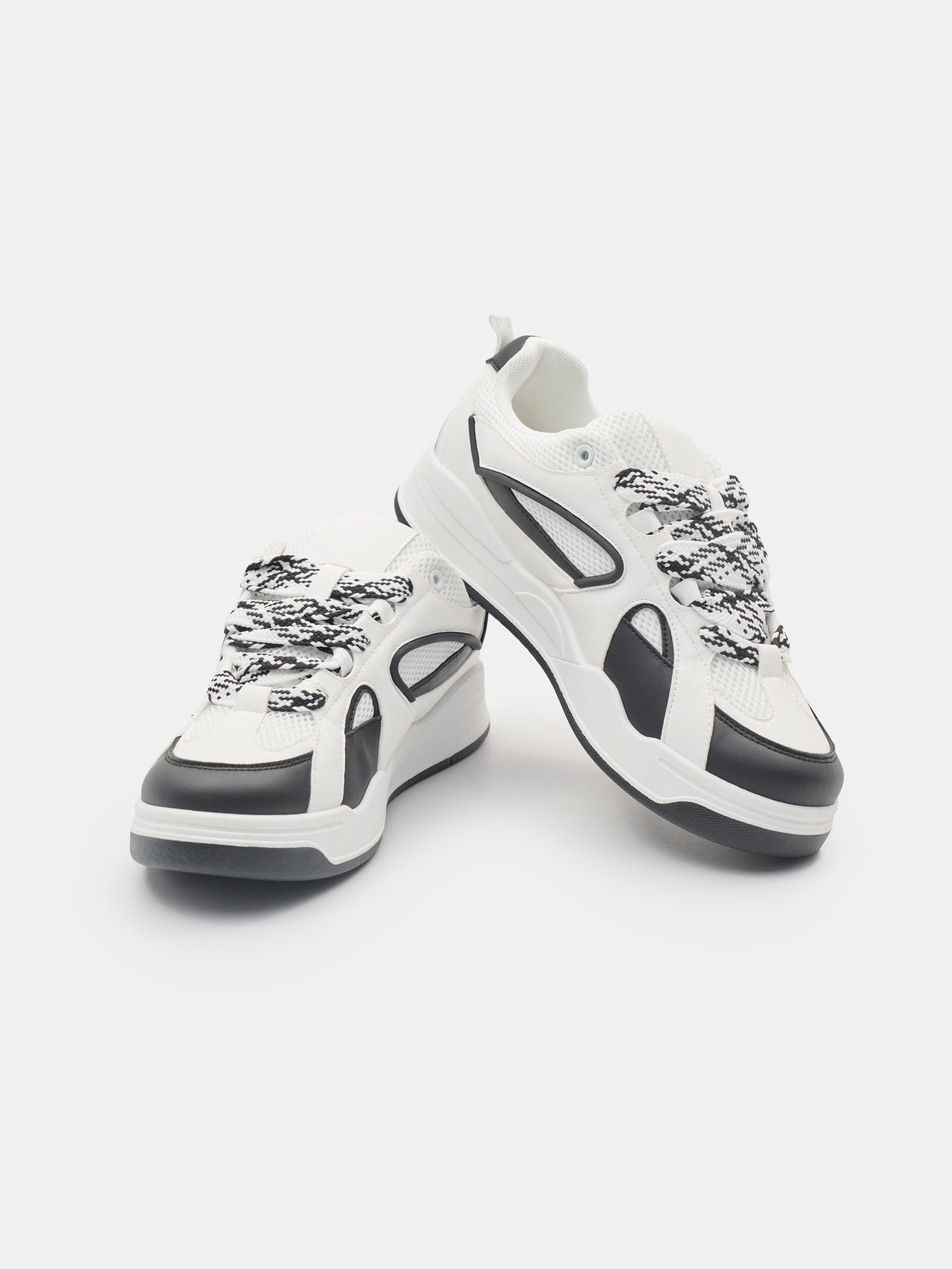 Sneakersy z dekoracyjnymi sznurówkami