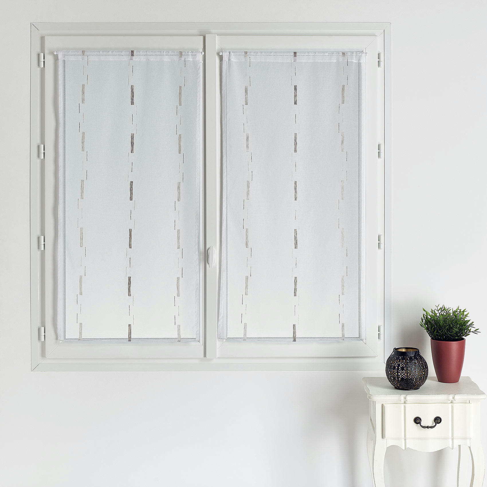 - Paire de vitrages en jacquard à fils coupés