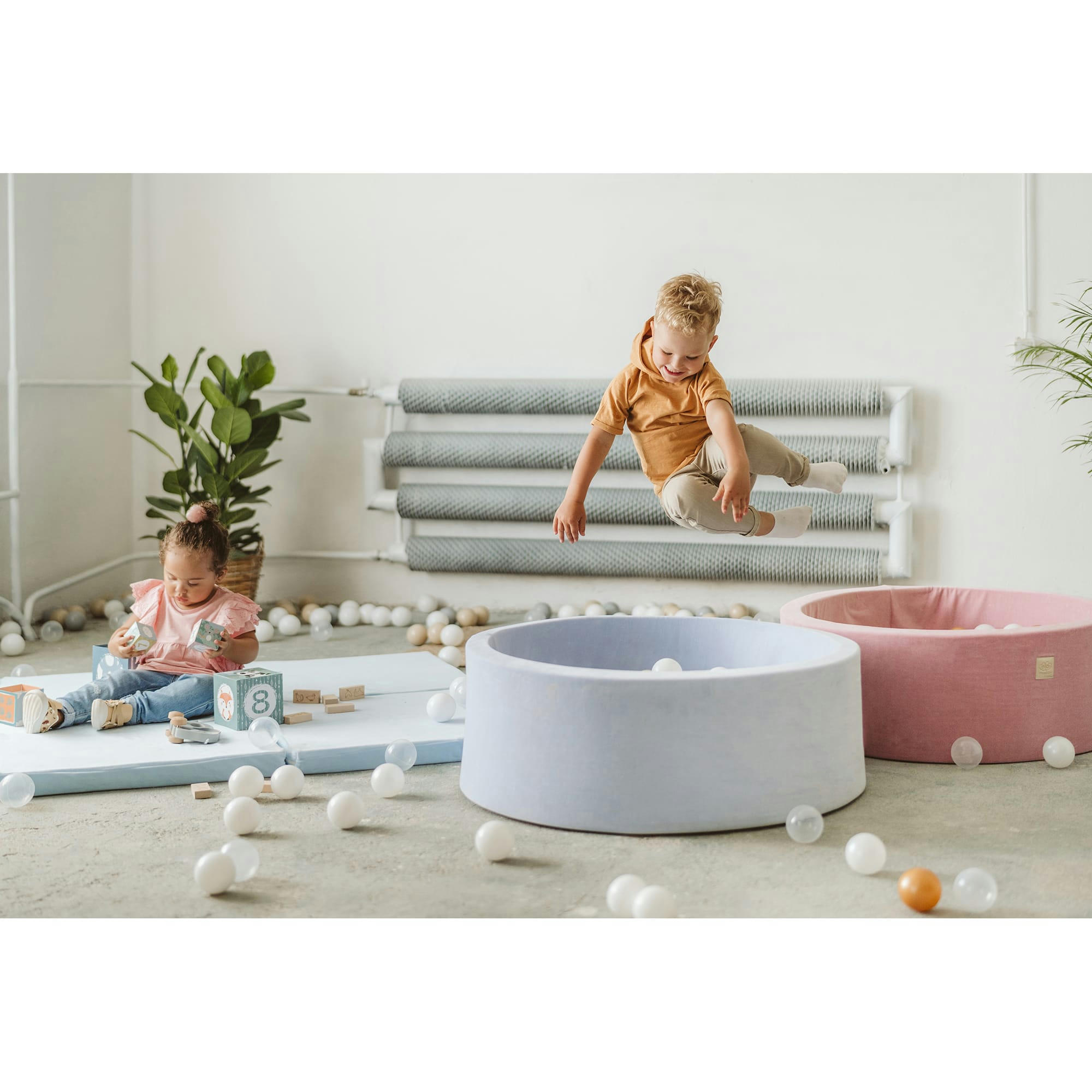 VELVET - Piscine en velours gris-bleu à balles roses, or et turquoises H30cm