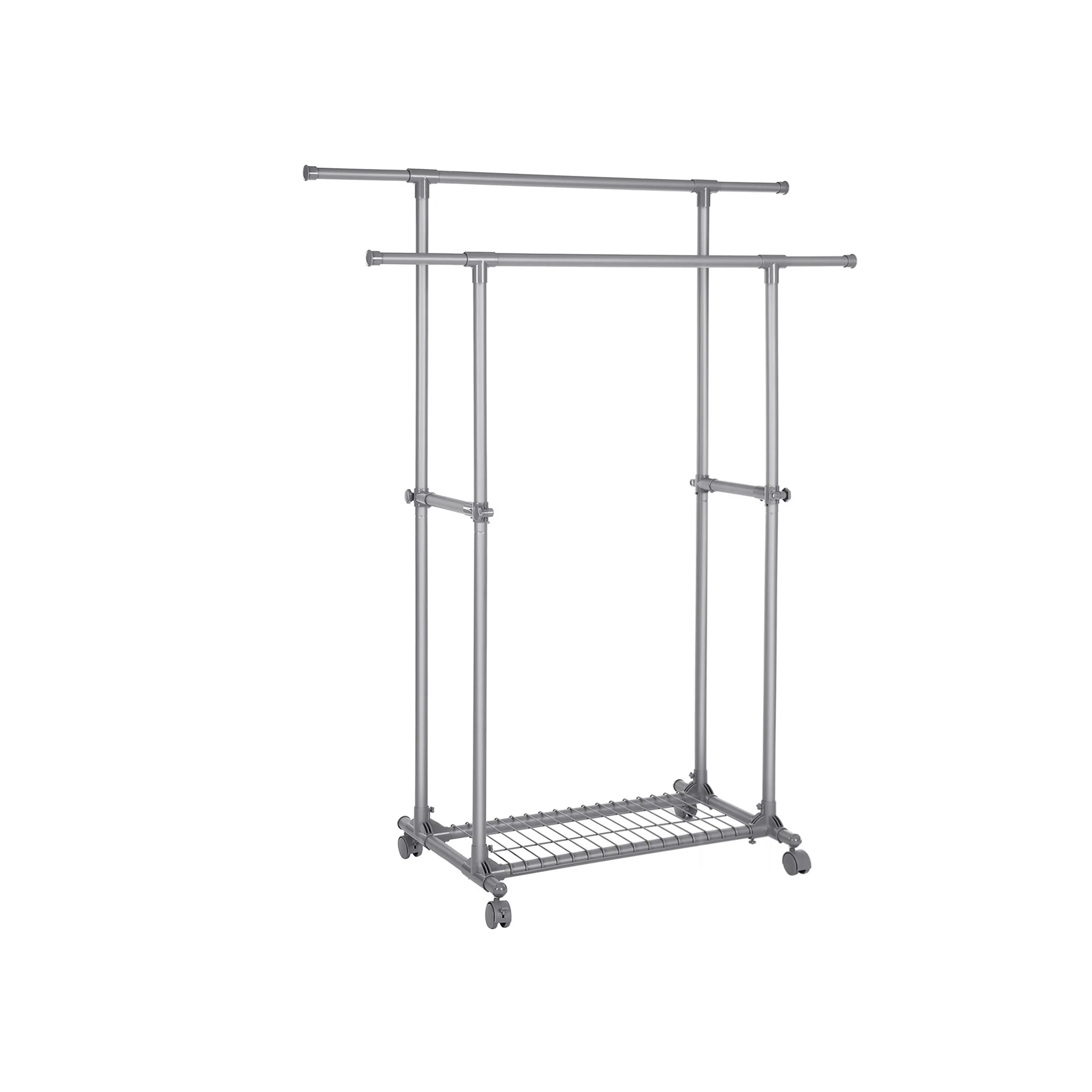 Portant vêtements gris