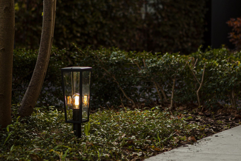 Lampa ogrodowa stojąca czarno-biała PINE wys:42,6 cm 1xE27x40W IP44 Lutec