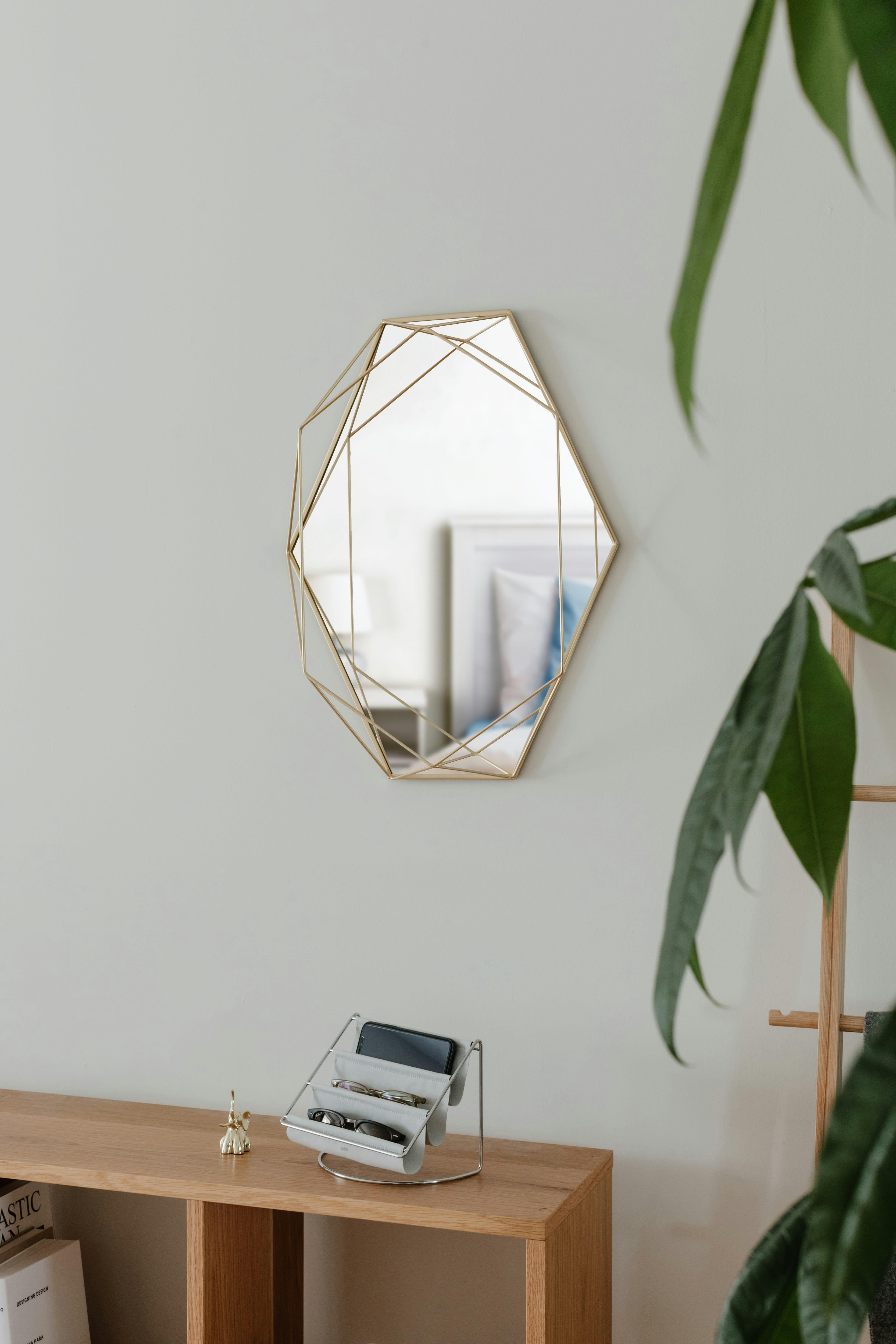 PRISMA - Miroir mural structure filaire métal doré 57x43x9cm