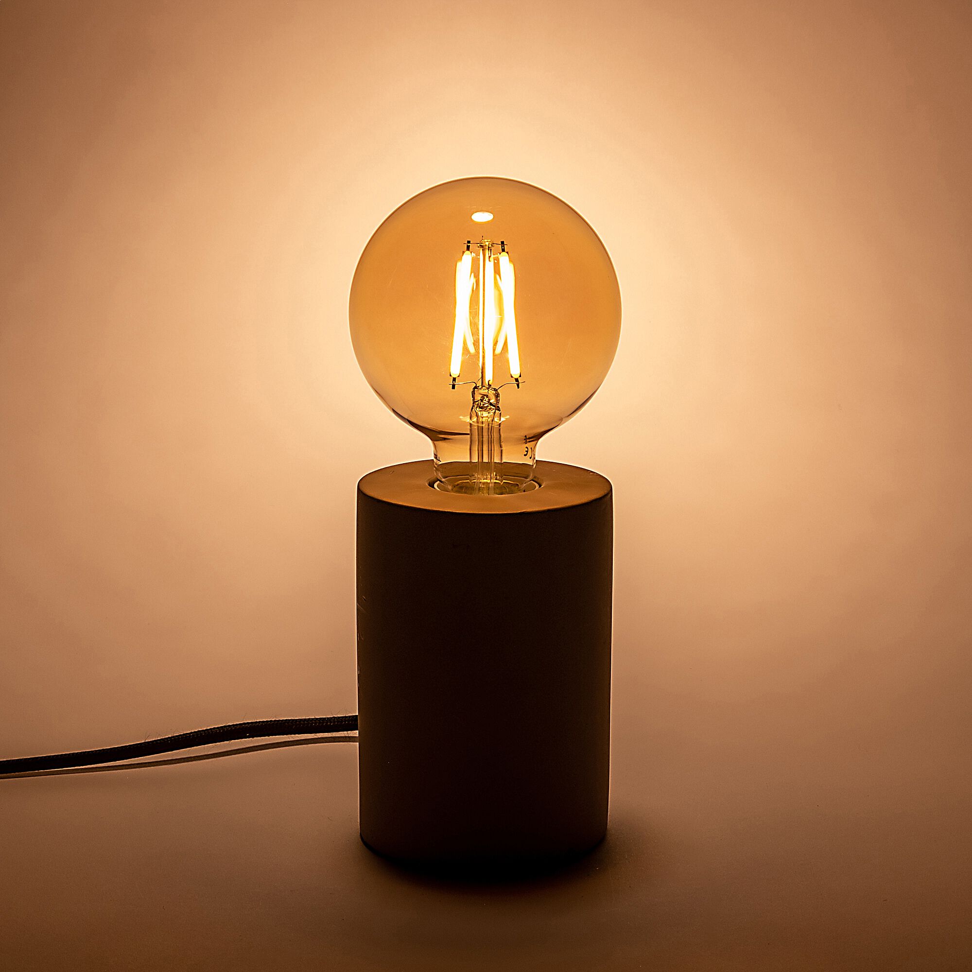 GLOBE - Ampoule LED déco à filament globe lumière chaude - ambre D9,5cm
