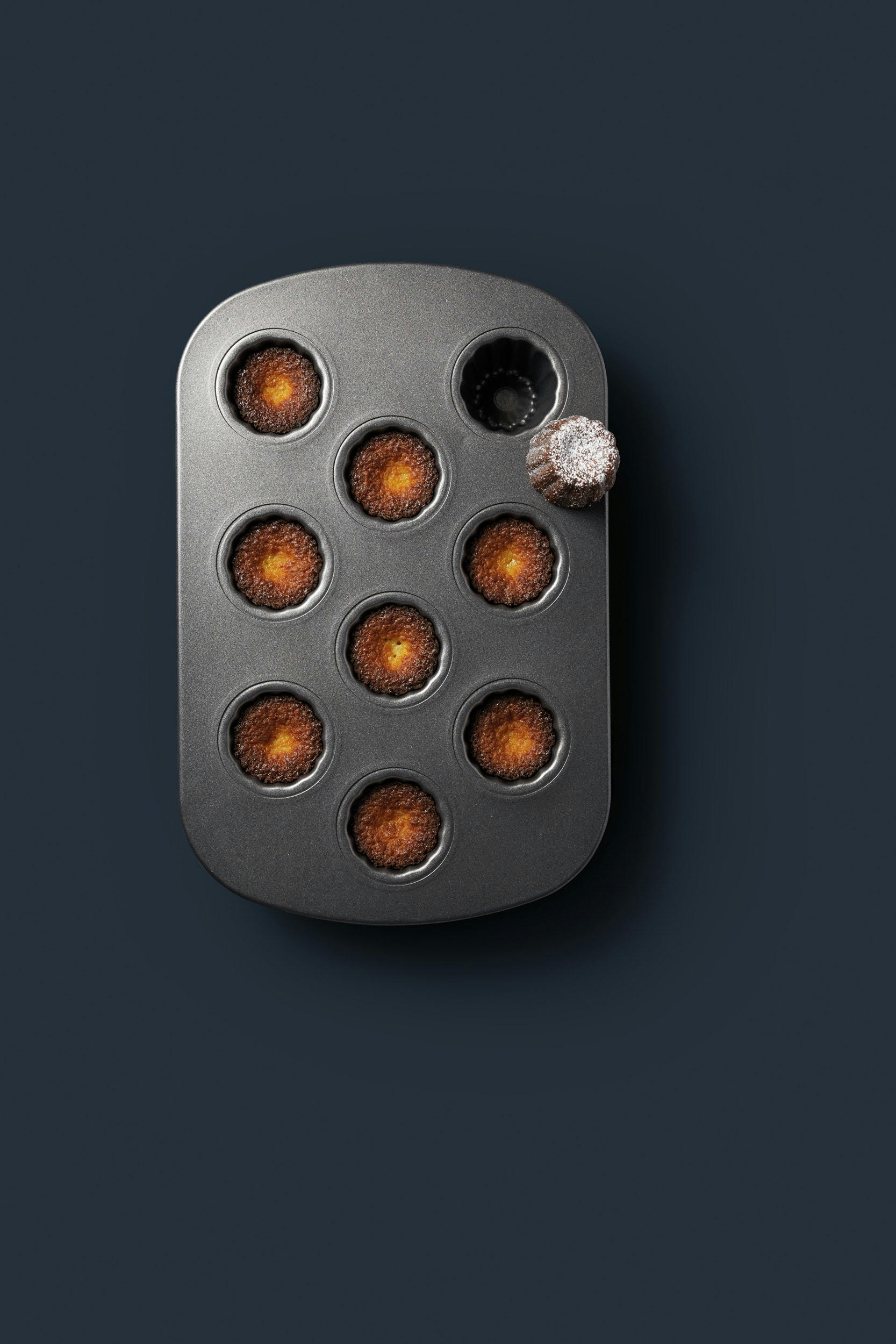 - Moule à canelés 9 trous anti-adhésif en acier noir