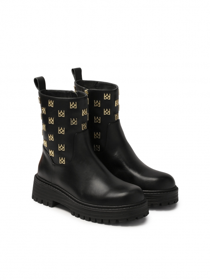 Zipper boots decorated with metal monograms