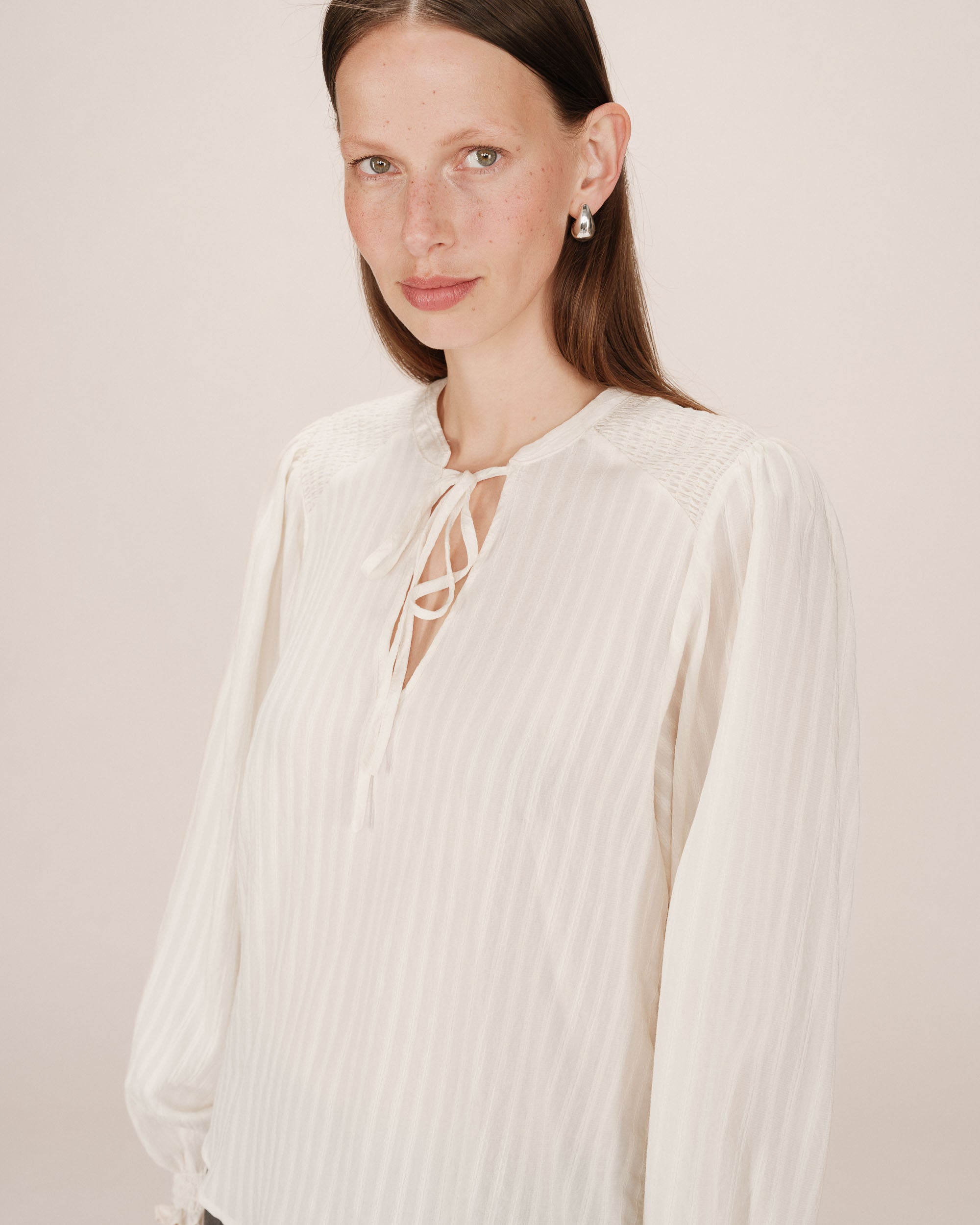 Blouse col noué ecru Serinda
